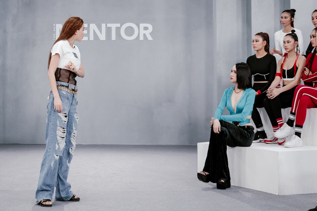 Hồ Ngọc Hà mất bình tĩnh vì cách loại thí sinh của Hương Giang. Hồ Ngọc Hà mất bình tĩnh vì cách loại thí sinh của Hương Giang.