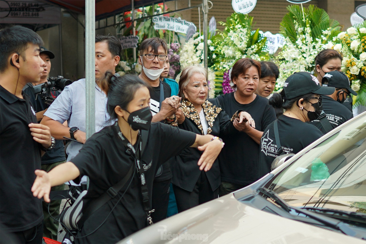 Nghệ sĩ Hồng Nga đến viếng người em thân thiết trong nghề. Thời video cải lương thịnh hành, bà và Vũ Linh có nhiều cơ hội làm mẹ con trên màn ảnh. Ở tuổi U80, Hồng Nga yếu sức, đi đứng khó khăn. Theo chia sẻ của gia đình, bà bị lẫn nhiều và thường xuyên nói những câu không kiểm soát. Ảnh: Phạm Nguyễn. Nghệ sĩ Hồng Nga đến viếng người em thân thiết trong nghề. Thời video cải lương thịnh hành, bà và Vũ Linh có nhiều cơ hội làm mẹ con trên màn ảnh. Ở tuổi U80, Hồng Nga yếu sức, đi đứng khó khăn. Theo chia sẻ của gia đình, bà bị lẫn nhiều và thường xuyên nói những câu không kiểm soát. Ảnh: Phạm Nguyễn.