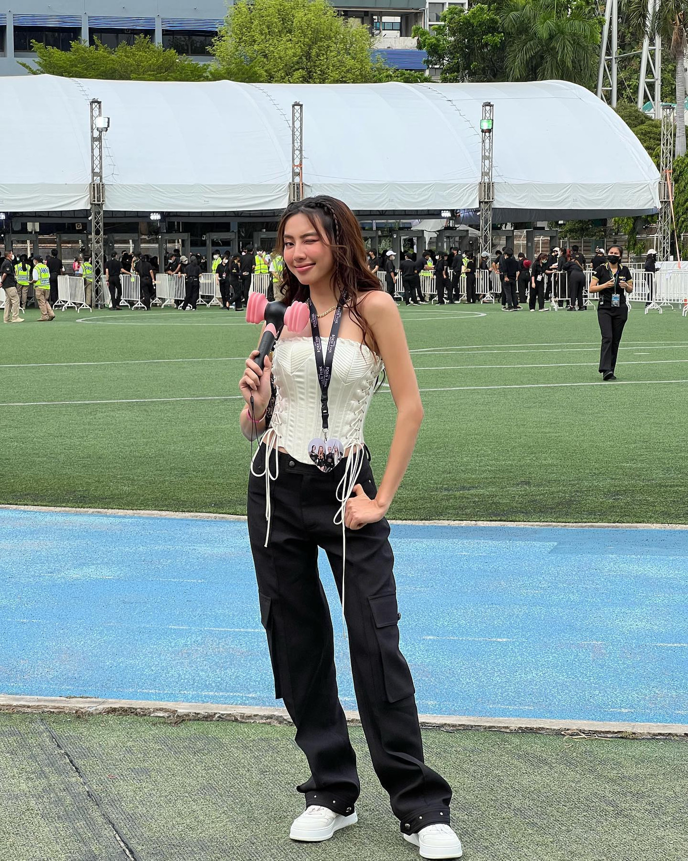 BlackPink tổ chức concert tại Sân vận động Quốc gia Thái Lan ngày 7/1. Đây là sự kiện mở màn World Tour Born Pink của nhóm nhạc nổi tiếng. Sau khi xuất hiện tại buổi diễn, loạt sao Việt đăng ảnh thể hiện tình yêu với band nhạc nhà YG Entertainment. Thùy Tiên là một trong những sao Việt đầu tiên đăng ảnh dự concert ở Thái Lan. Hoa hậu Hòa bình Quốc tế 2021 diện áo quây cách điệu cùng quần ống rộng thời trang. Bức ảnh khoe phong cách năng động, gợi cảm của Thùy Tiên được nhiều người khen. BlackPink tổ chức concert tại Sân vận động Quốc gia Thái Lan ngày 7/1. Đây là sự kiện mở màn World Tour Born Pink của nhóm nhạc nổi tiếng. Sau khi xuất hiện tại buổi diễn, loạt sao Việt đăng ảnh thể hiện tình yêu với band nhạc nhà YG Entertainment. Thùy Tiên là một trong những sao Việt đầu tiên đăng ảnh dự concert ở Thái Lan. Hoa hậu Hòa bình Quốc tế 2021 diện áo quây cách điệu cùng quần ống rộng thời trang. Bức ảnh khoe phong cách năng động, gợi cảm của Thùy Tiên được nhiều người khen.