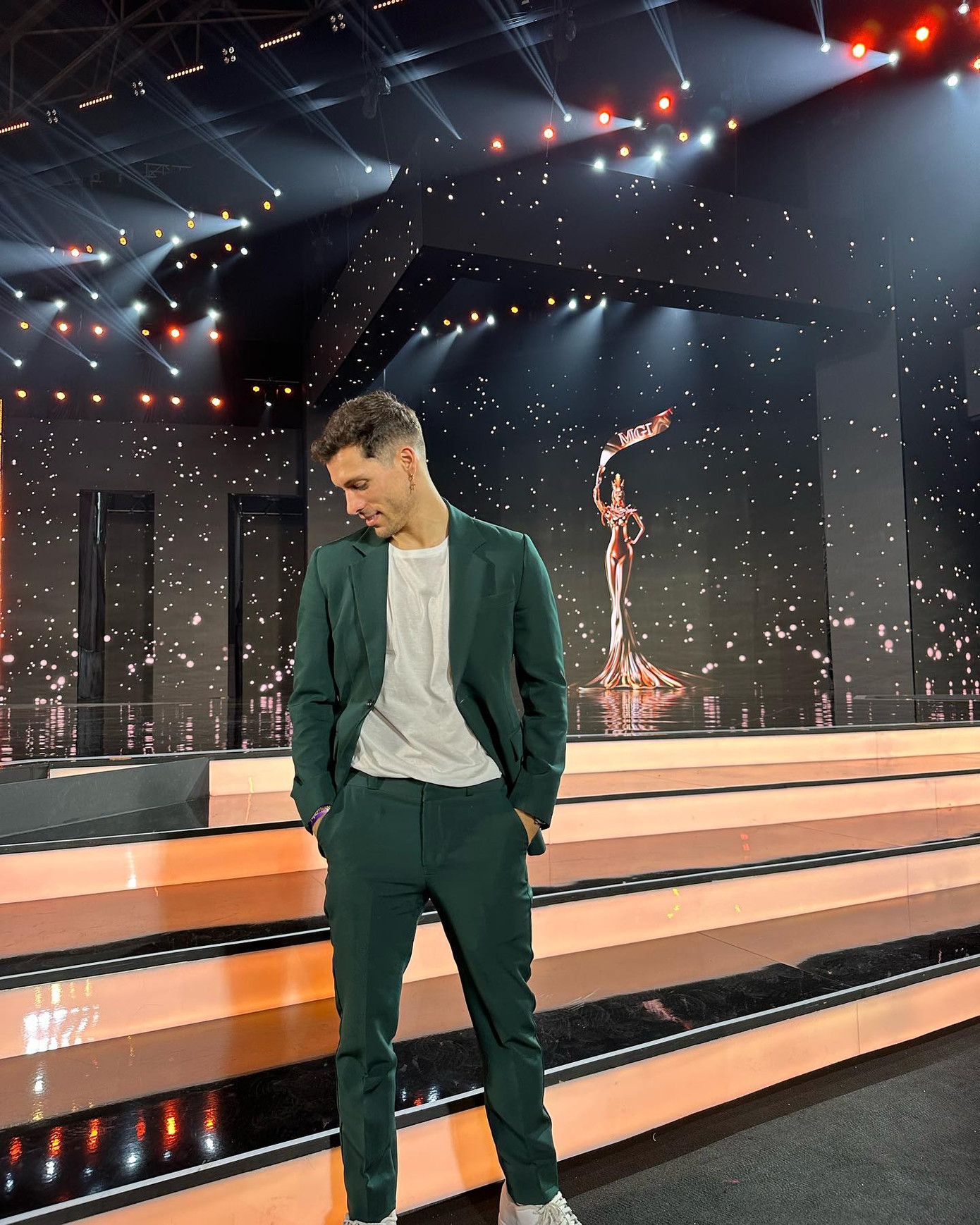 Chung kết Miss Grand International diễn ra tối 25/10, kết quả chung cuộc thuộc về người đẹp đến từ Peru. Trong đêm chung kết, bạn trai sang Việt Nam cổ vũ người yêu. Cả hai đều là người nổi tiếng tại quê nhà, khi Luciana Fusterg có 4,6 triệu người theo dõi, bạn trai cô là Patricio Parodi có 2,5 triệu follower.