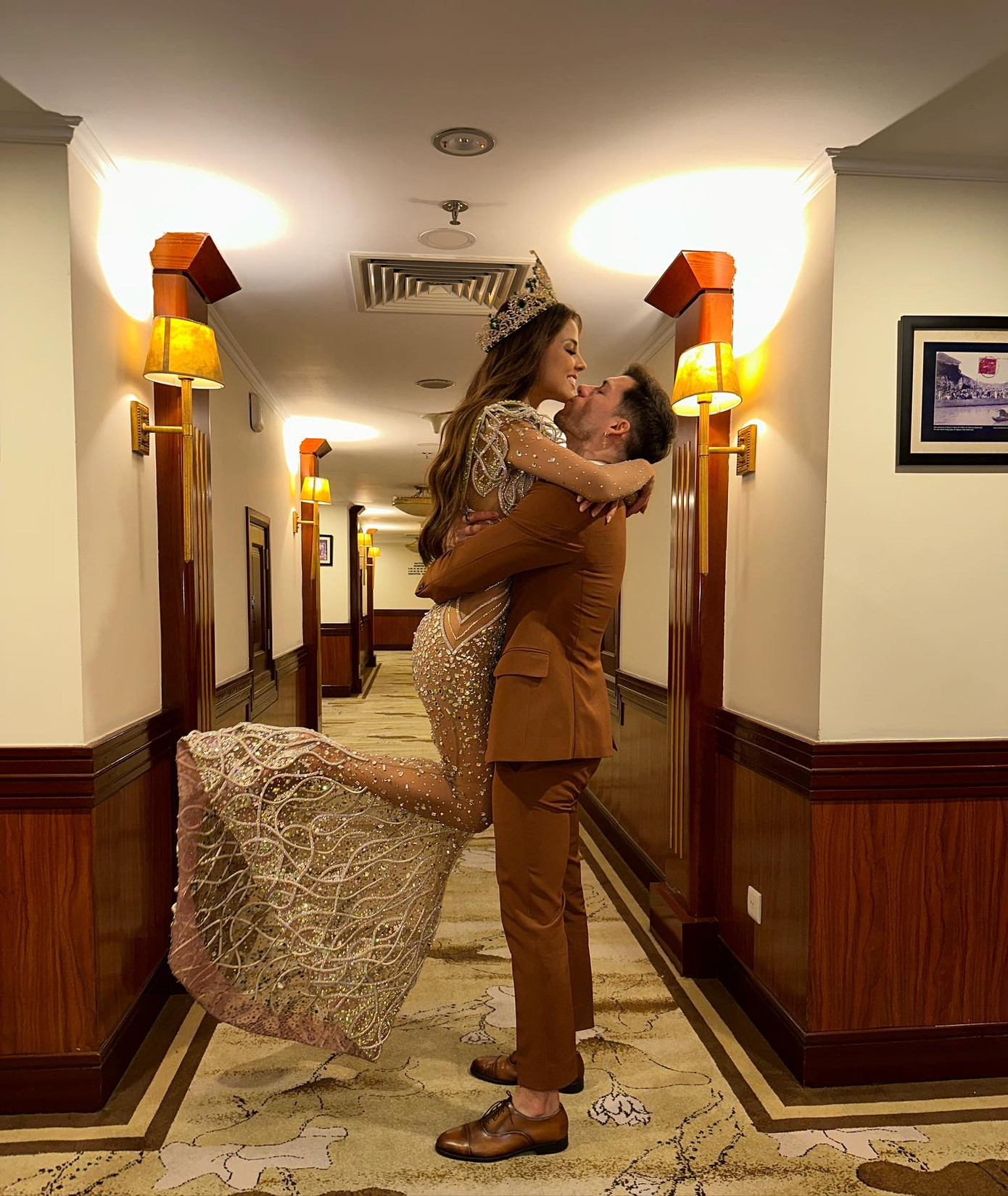 Sau khi Luciana Fusterg đăng quang, cô và bạn trai có khoảnh khắc tình cảm trong hậu trường. Trước đó, Patricio Parodi liên tục đăng bài cổ vũ và ủng hộ người yêu thi hoa hậu. Dưới phần bình luận, người đẹp sinh năm 1999 gửi lời cảm ơn đến người yêu vì luôn bên cô trong mọi hành trình.