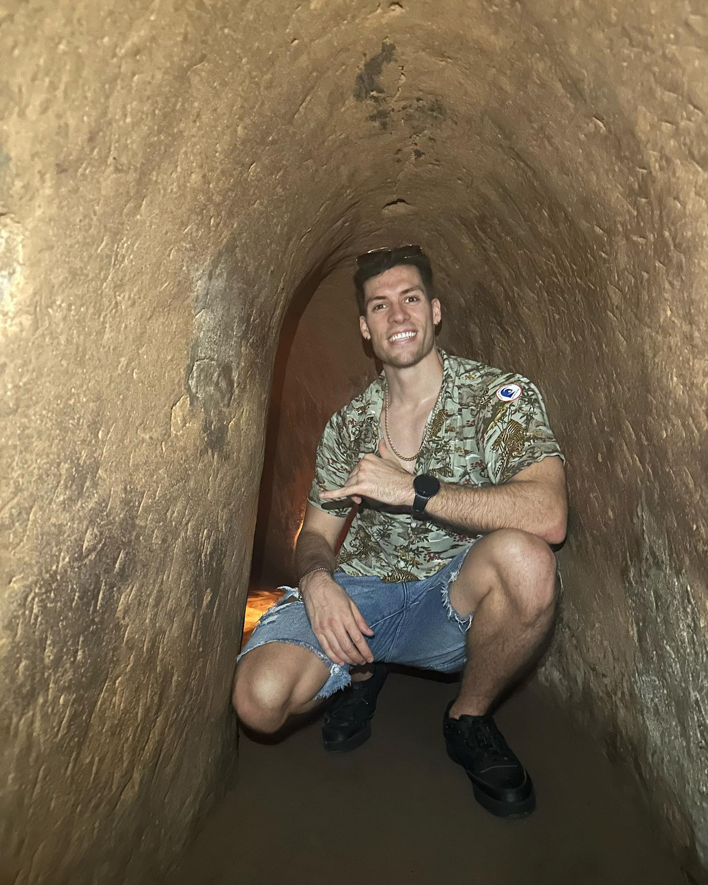 Bạn trai của tân Hoa hậu Hòa bình cảm thấy thích thú khi có cơ hội vào địa đạo, trải nghiệm yêu thích của du khách khi đến thăm Củ Chi.