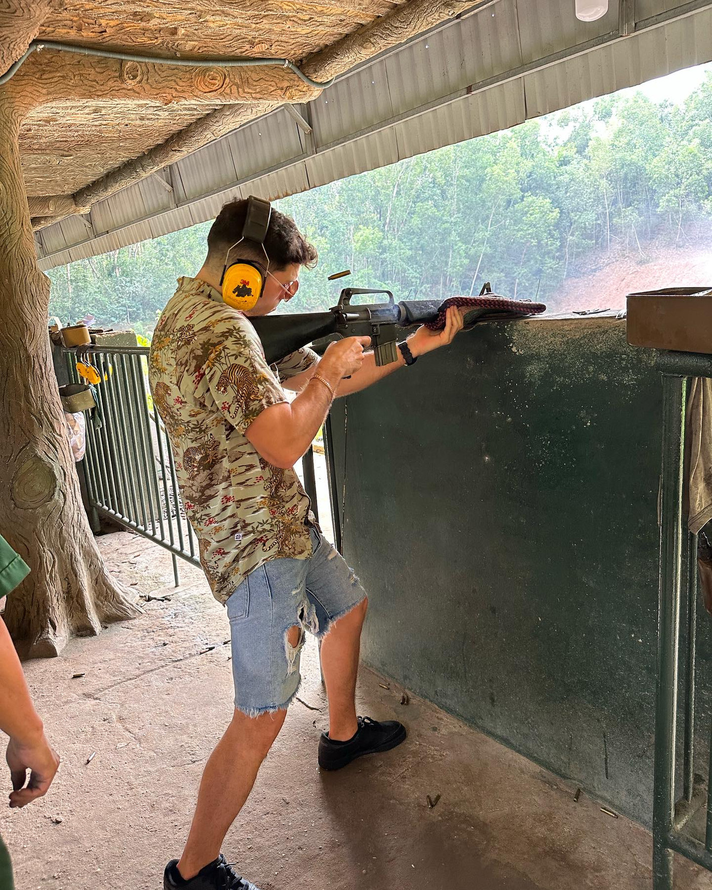 Trong thời gian sang cổ vũ bạn gái, người mẫu có 2,5 triệu người theo dõi trên mạng xã hội có chuyến tham quan địa đạo Củ Chi. Trên mạng xã hội, anh đăng nhiều ảnh, phấn khích khi được trải nghiệm văn hóa, ẩm thực Việt.