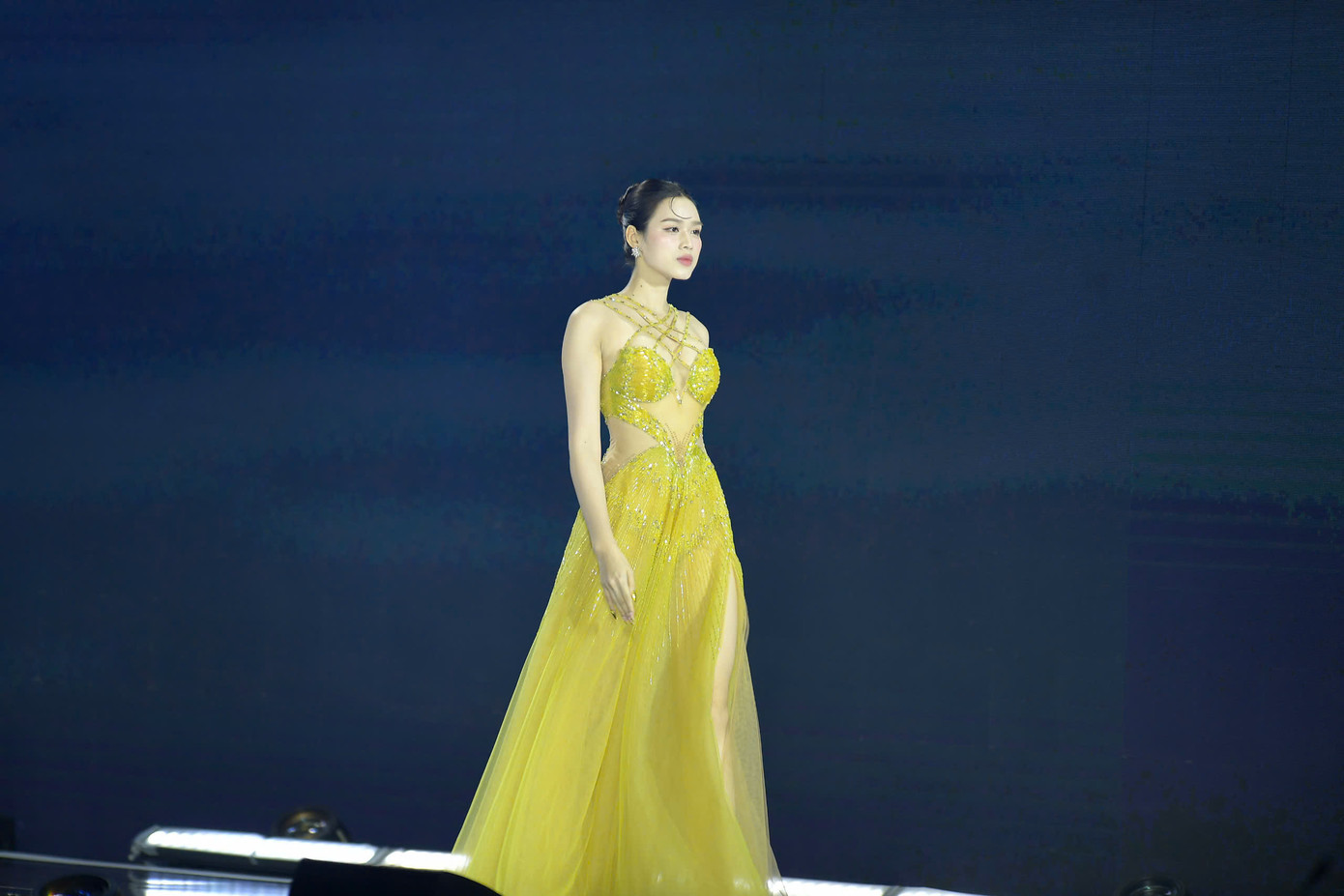 Đỗ Thị Hà trình diễn phong cách sang trọng, khoe đôi chân dài thương hiệu cùng chiều cao 1,77 m.