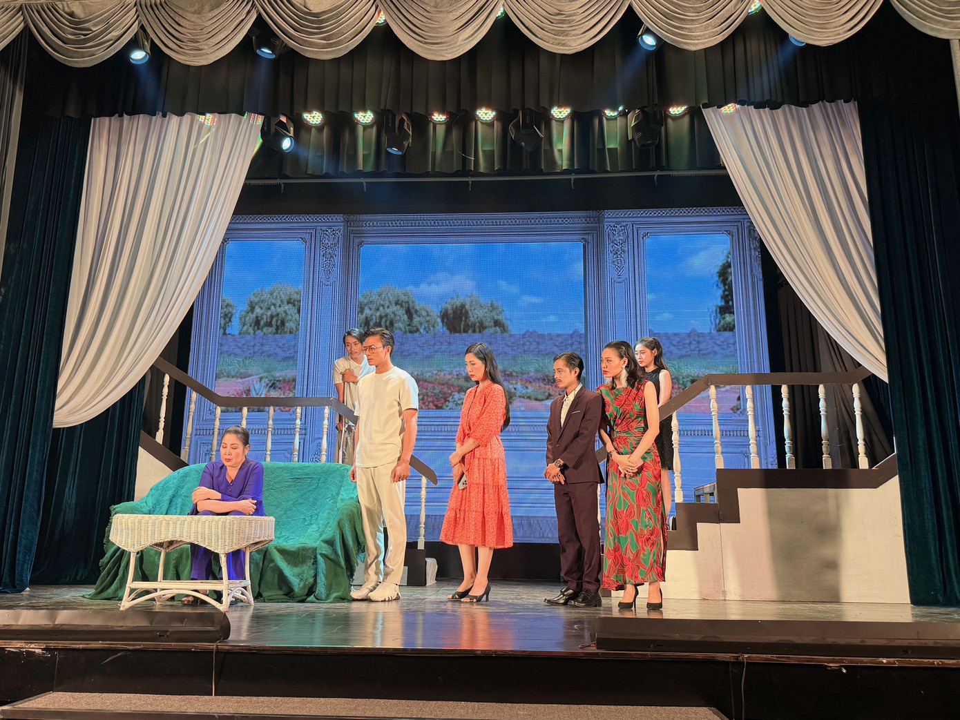 Hiếu Nguyễn cùng dàn diễn viên tại sân khấu kịch Hồng Vân.