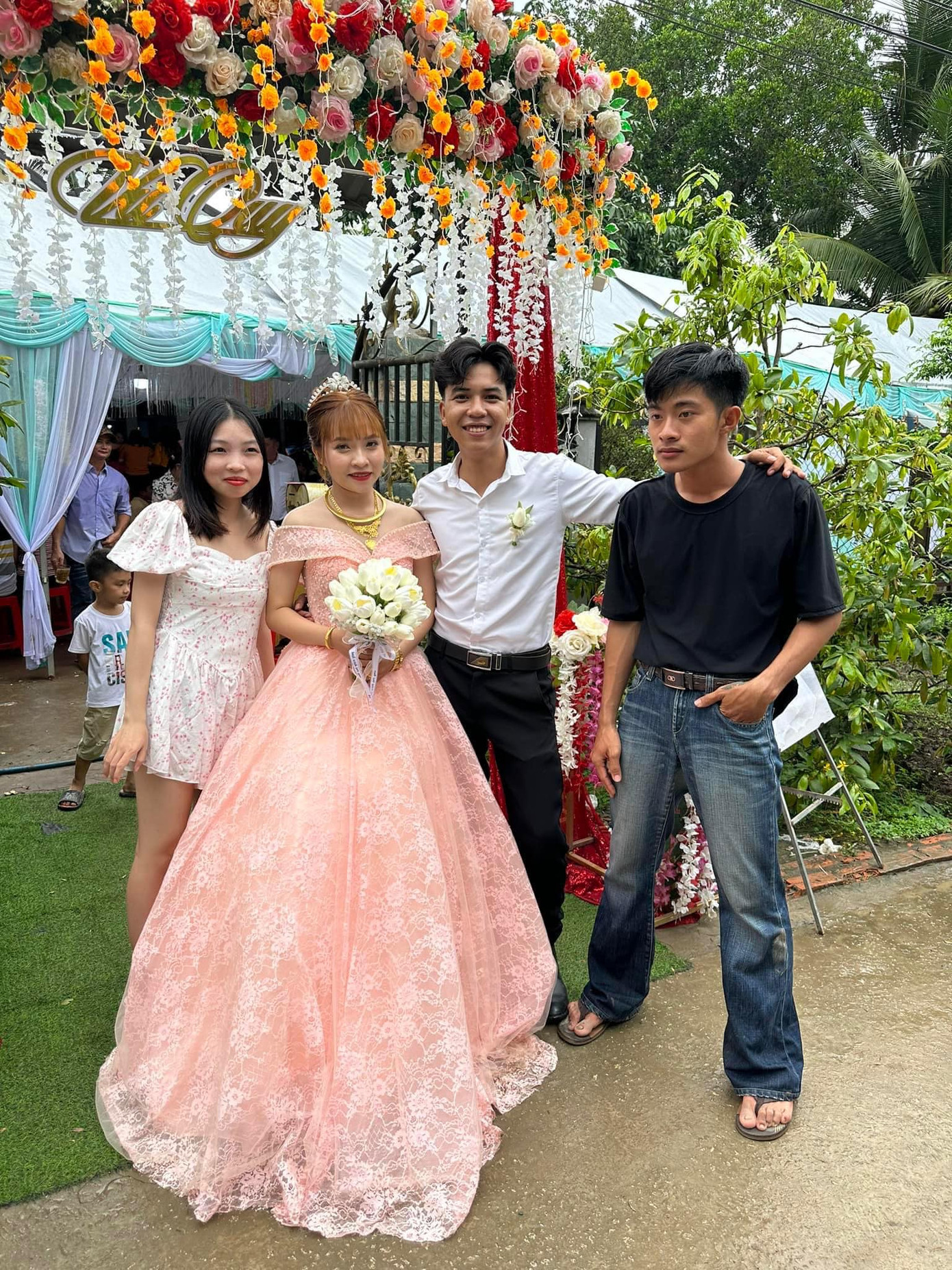 Nam TikToker xây dựng hình ảnh "Khang khùng", tạo ra nhiều tình huống vô lý trong các video. Nam TikToker xây dựng hình ảnh "Khang khùng", tạo ra nhiều tình huống vô lý trong các video.