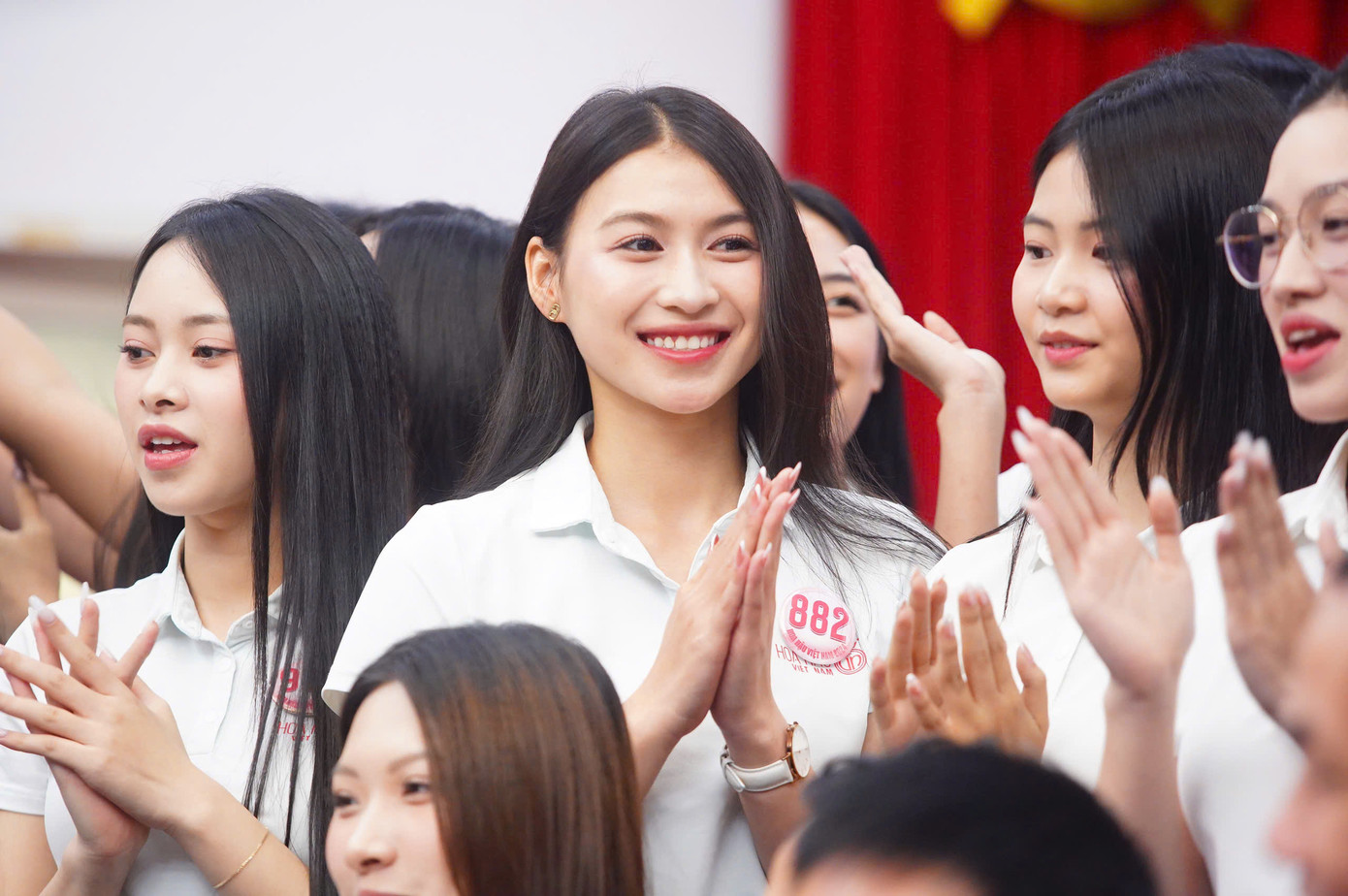 Các thí sinh hào hứng, vui vẻ góp giọng cùng Hoa hậu Nguyễn Thị Huyền. Buổi giao lưu để lại nhiều cảm xúc cho dàn người đẹp và toàn bộ cán bộ báo Tiền Phong.