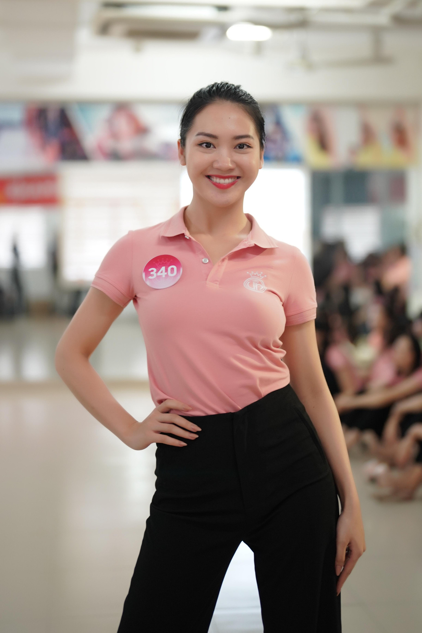 Sau ba ngày tập luyện, thí sinh tự tin thể hiện bản thân trước huấn luyện viên, ống kính máy ảnh. Nụ cười của các cô gái cải thiện nhiều sau khi được hướng dẫn.