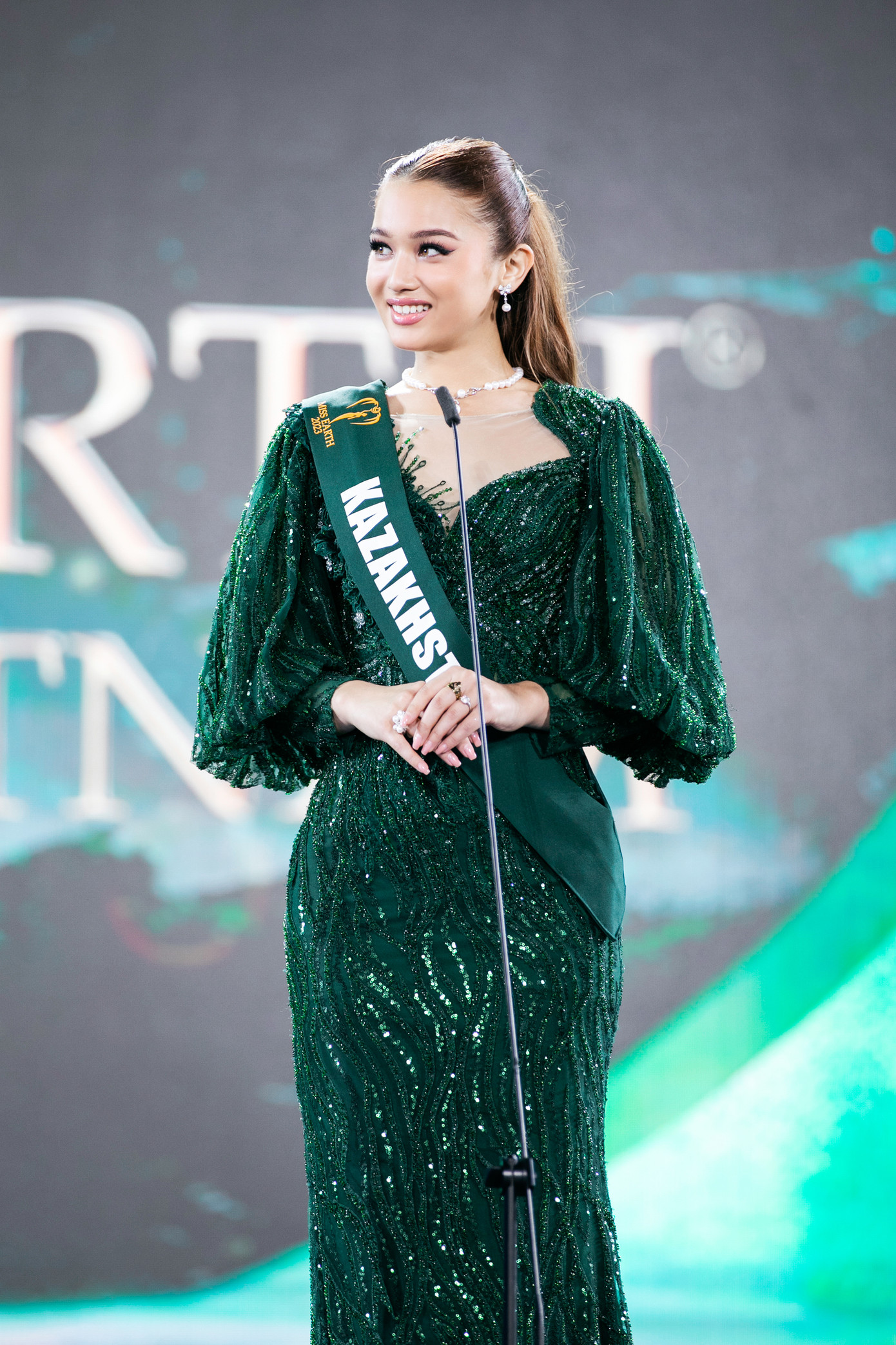 Người đẹp đến từ Albania, Kazakhstan trong phần trả lời thuyết trình cùng đại diện các nước Brazil, Hà Lan, Việt Nam, Philippines, Nga và Thái Lan. Người đẹp đến từ Albania, Kazakhstan trong phần trả lời thuyết trình cùng đại diện các nước Brazil, Hà Lan, Việt Nam, Philippines, Nga và Thái Lan.