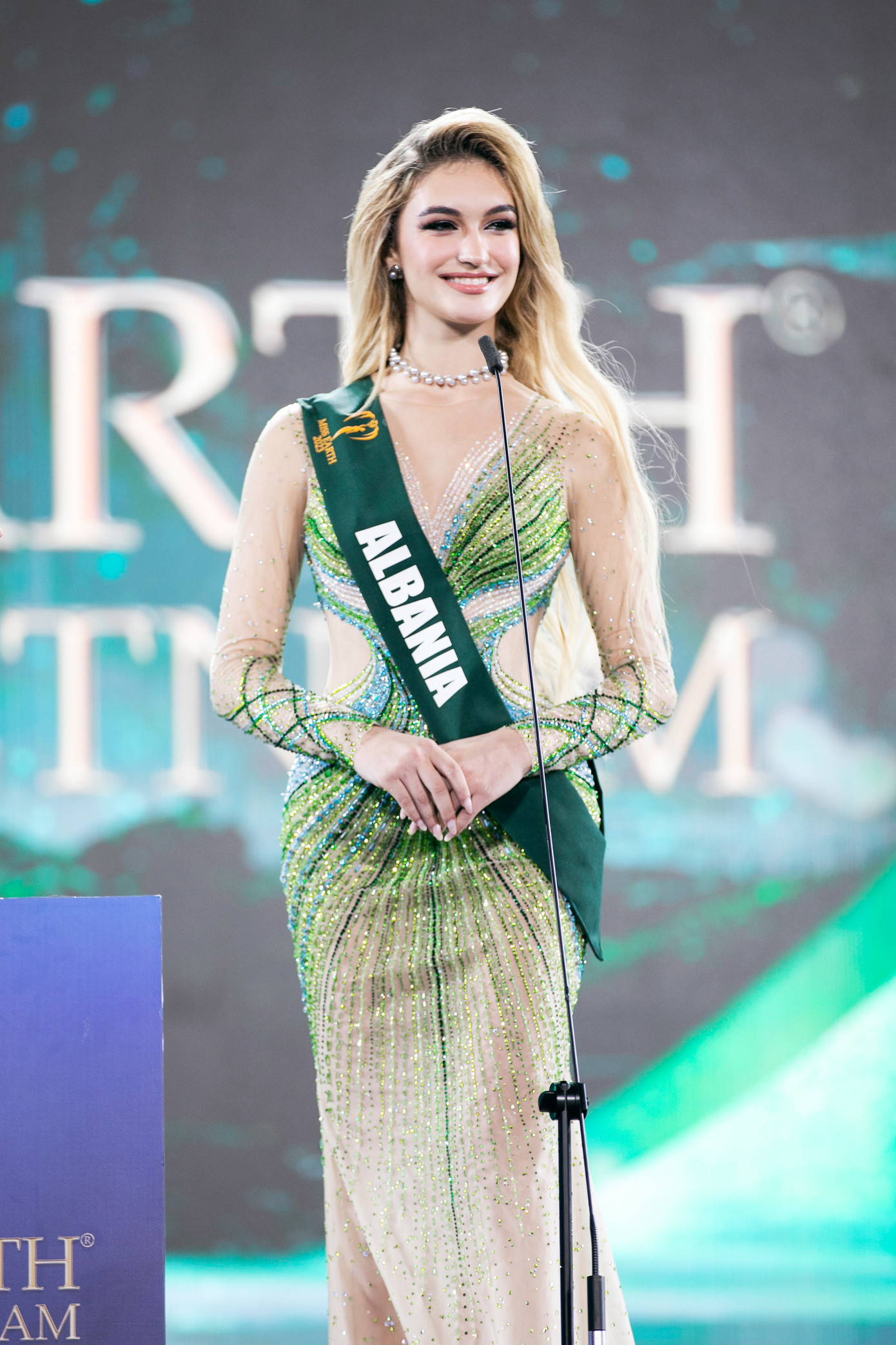 Người đẹp đến từ Albania, Kazakhstan trong phần trả lời thuyết trình cùng đại diện các nước Brazil, Hà Lan, Việt Nam, Philippines, Nga và Thái Lan. Người đẹp đến từ Albania, Kazakhstan trong phần trả lời thuyết trình cùng đại diện các nước Brazil, Hà Lan, Việt Nam, Philippines, Nga và Thái Lan.