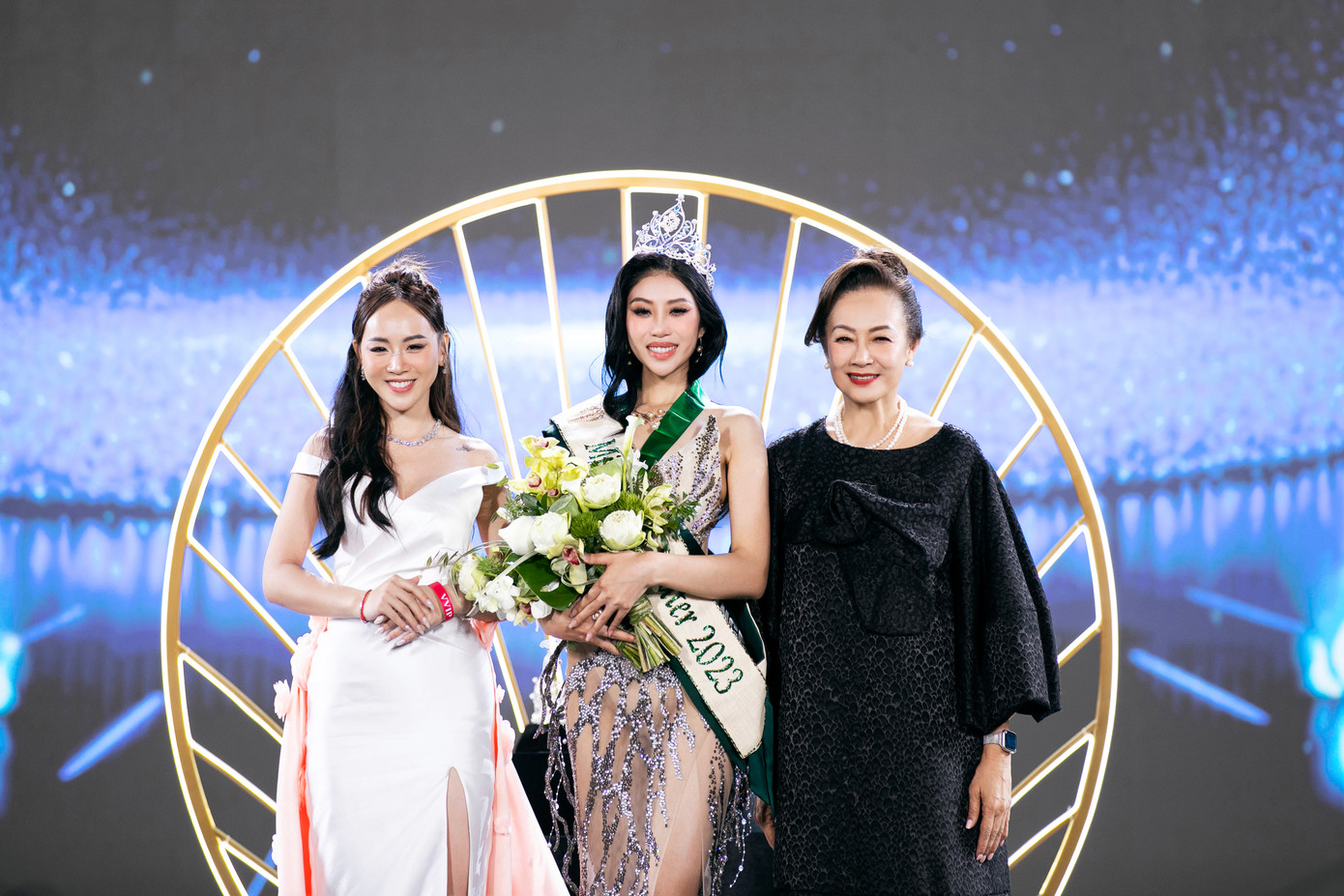 Khoảnh khắc đội vương miện và mang sash, nhận hoa đăng quang của Miss Earth Water Đỗ Thị Lan Anh. Đại diện Việt Nam còn nhận hai giải phụ Best Appearance (Màn xuất hiện ấn tượng nhất tại sự kiện ra mắt thí sinh) và Trang phục Dân tộc đẹp nhất. Khoảnh khắc đội vương miện và mang sash, nhận hoa đăng quang của Miss Earth Water Đỗ Thị Lan Anh. Đại diện Việt Nam còn nhận hai giải phụ Best Appearance (Màn xuất hiện ấn tượng nhất tại sự kiện ra mắt thí sinh) và Trang phục Dân tộc đẹp nhất.