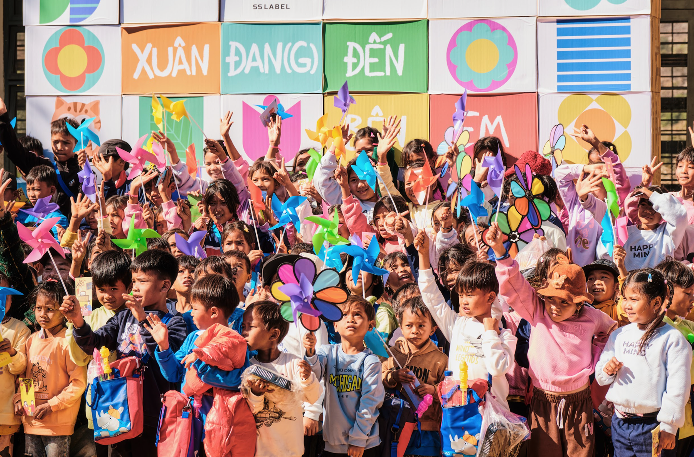 Binz mang xuân đến các em nhỏ vùng cao.