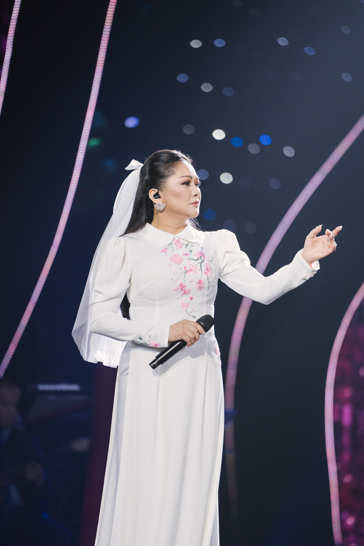 Trên sân khấu, Như Quỳnh thay hơn 20 bộ áo dài khác nhau.