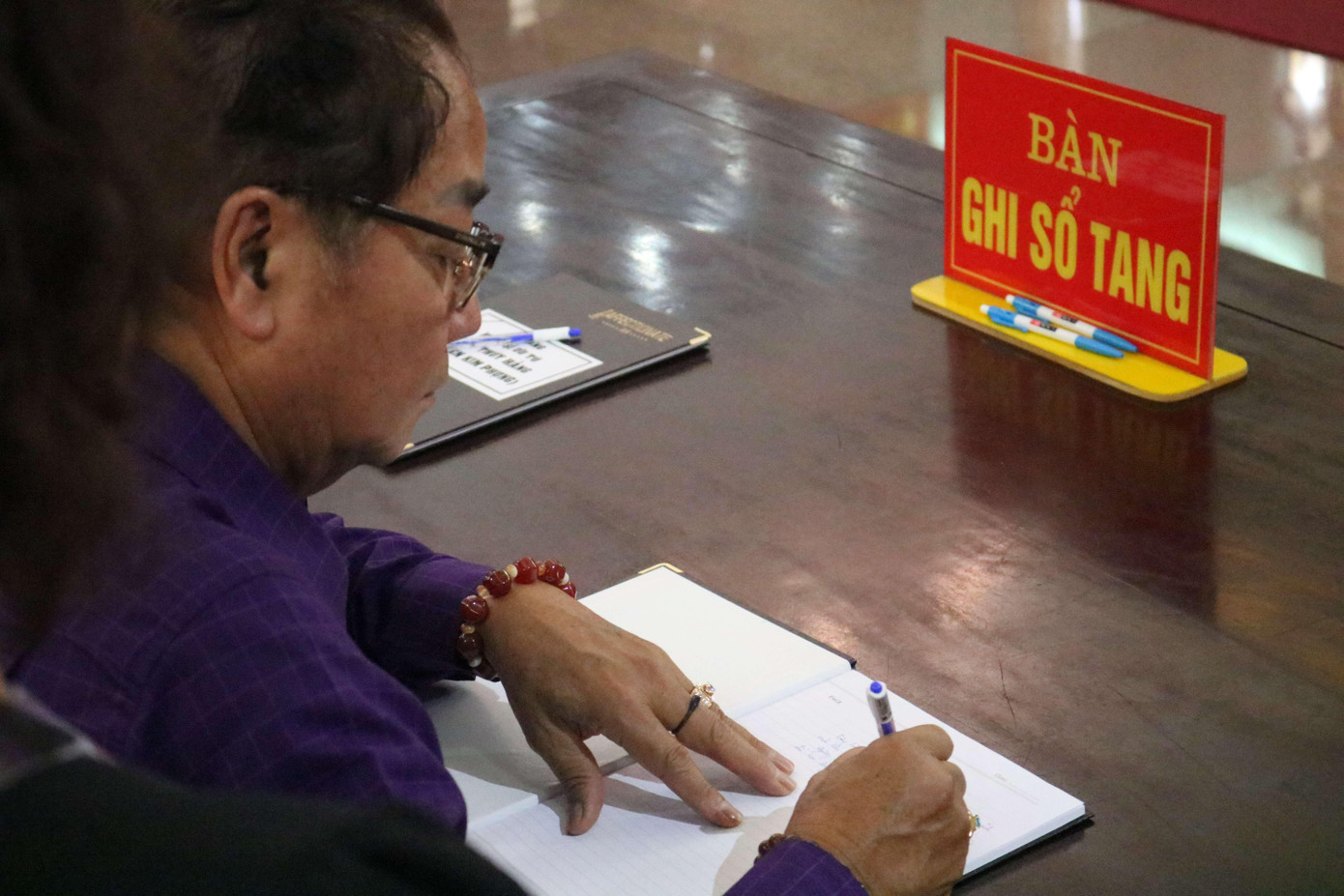 Nhiều nghệ sĩ nổi tiếng trong lĩnh vực sân khấu, phim ảnh đến viếng minh tinh Thẩm Thúy Hằng. Diễn viên Nguyễn Sanh cho biết anh luôn ngưỡng mộ nghề nghiệp và nhân cách của đàn chị.