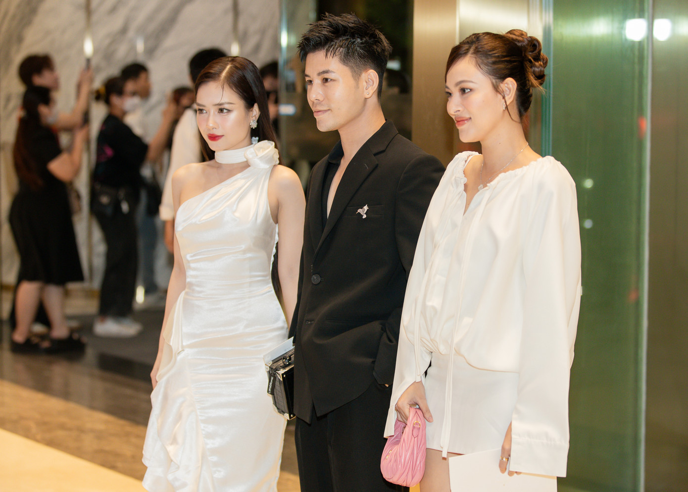 Ca sĩ Dương Hoàng Yến chọn phong cách gợi cảm với son đỏ và thiết kế vai trễ dự tiệc cưới. Trong khi đó, người mẫu Tú Hảo mặc cá tính và đơn giản đến chúc mừng Midu. Ca sĩ Dương Hoàng Yến chọn phong cách gợi cảm với son đỏ và thiết kế vai trễ dự tiệc cưới. Trong khi đó, người mẫu Tú Hảo mặc cá tính và đơn giản đến chúc mừng Midu.