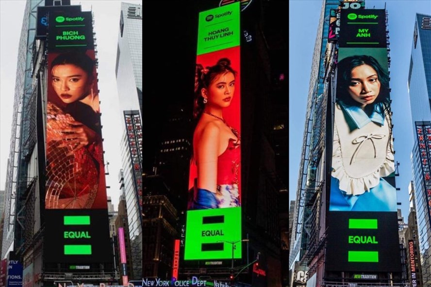 Nhiều ca sĩ nữ xuất hiện trên biển quảng cáo ở Quảng trường Thời đại Mỹ. Nhiều ca sĩ nữ xuất hiện trên biển quảng cáo ở Quảng trường Thời đại Mỹ.