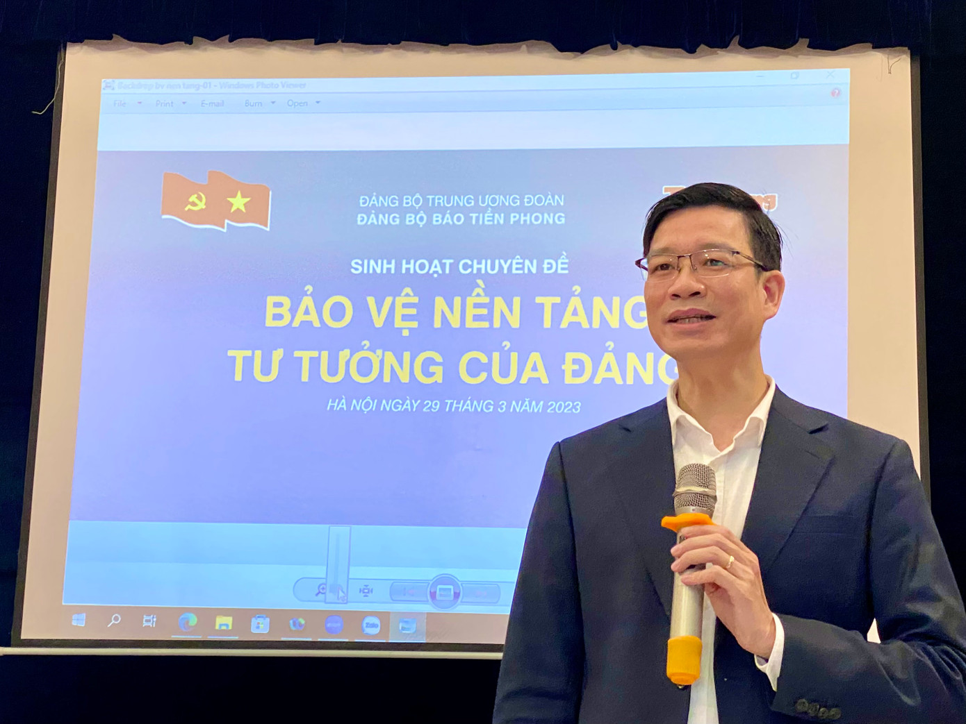 PGS.TS Phạm Đức Kiên báo cáo chuyên đề về cuộc đấu tranh bảo vệ nền tảng tư tưởng của Đảng. PGS.TS Phạm Đức Kiên báo cáo chuyên đề về cuộc đấu tranh bảo vệ nền tảng tư tưởng của Đảng.