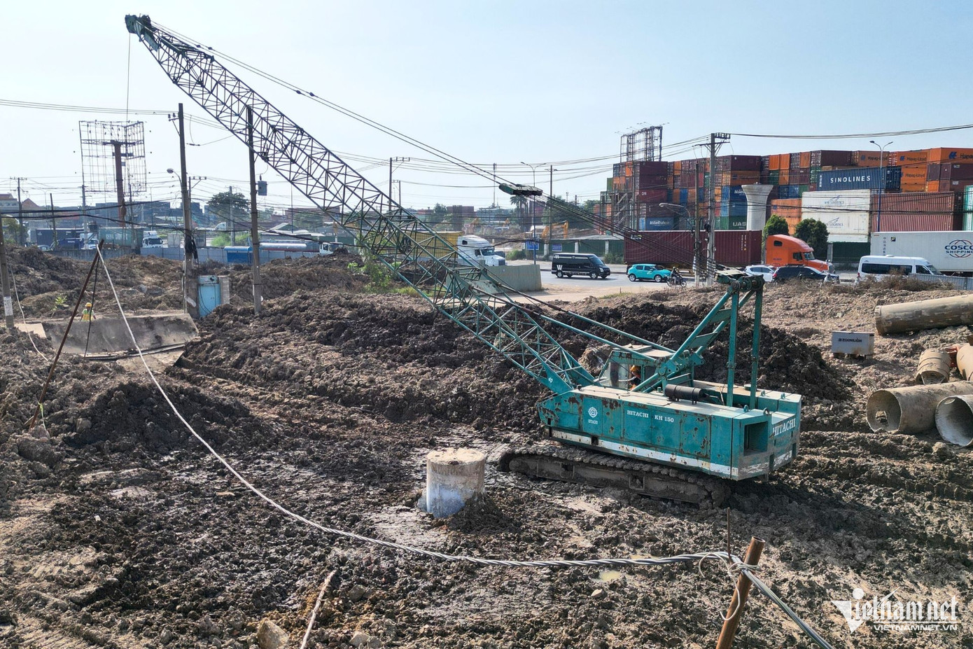 Bên cạnh đó, hệ thống hạ tầng kỹ thuật (điện, nước, cáp quang) chưa thực hiện di dời và công tác tháo dỡ tài sản, bàn giao mặt bằng còn chậm. Thậm chí, tại công địa của nhà thầu Bắc Trung Nam và Công ty 492 hiện chưa có mặt bằng để tổ chức thi công.