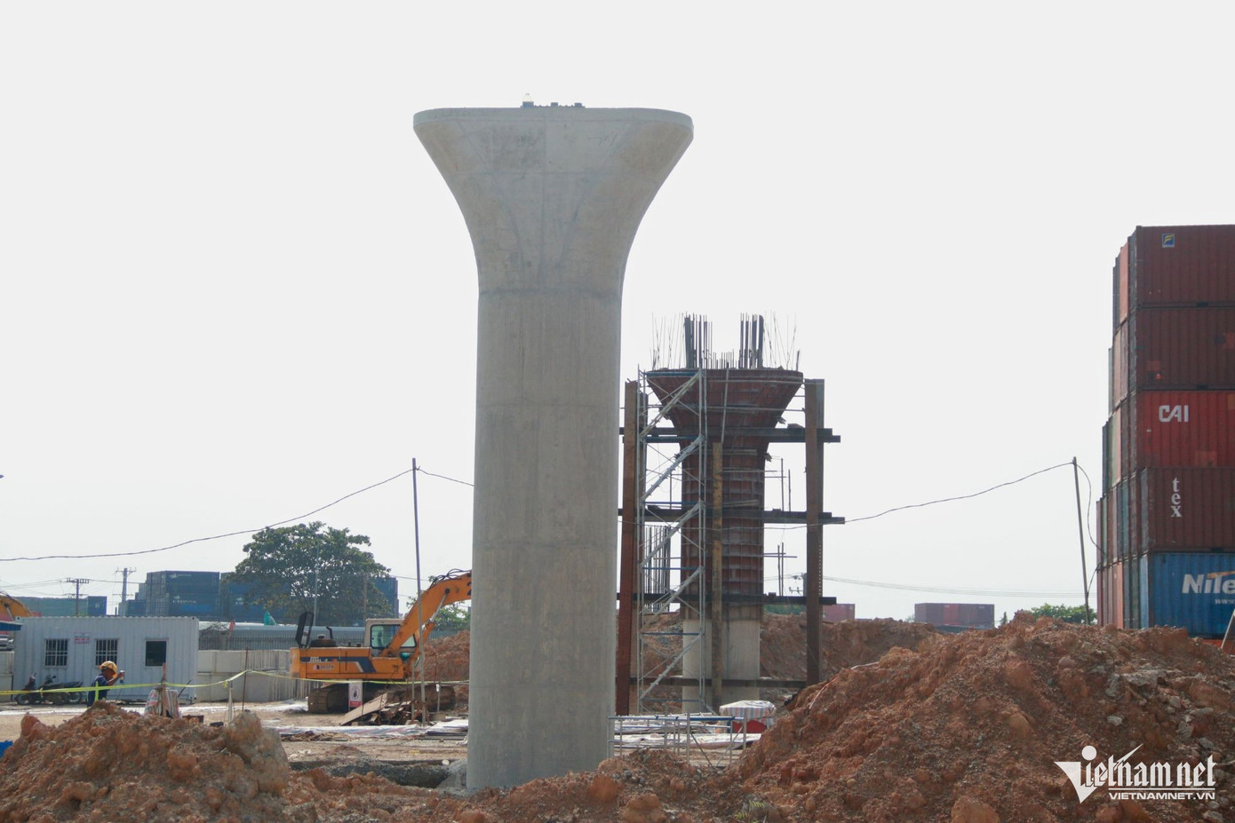 Nút giao Tân Vạn có tổng chiều dài 2,4km thuộc hệ thống đường Vành đai 3 TPHCM, là điểm giao kết nối cửa ngõ TP Dĩ An (tỉnh Bình Dương) với TPHCM. Đây là nơi tập trung lượng xe lưu thông rất lớn và được đánh giá là khu vực giao thông phức tạp nhất đường Vành đai 3.