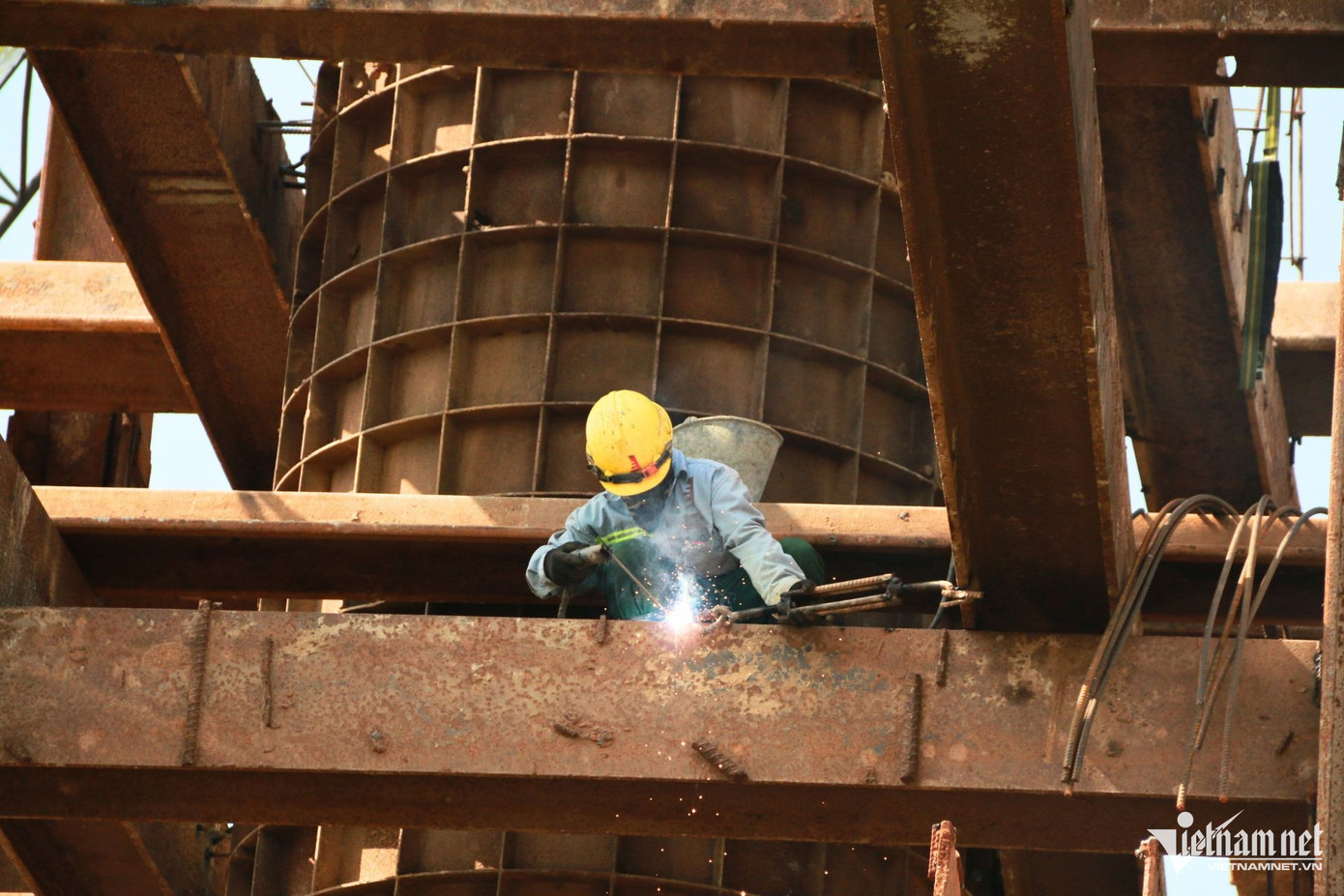 Theo ghi nhận của PV VietNamNet, những ngày giữa tháng 11 này, nhà thầu huy động 78 máy móc thiết bị và hàng trăm nhân sự, đồng loạt triển khai 15 mũi thi công để thực hiện xử lý nền đất yếu, đào đắp nền đường, đúc dầm, cọc…