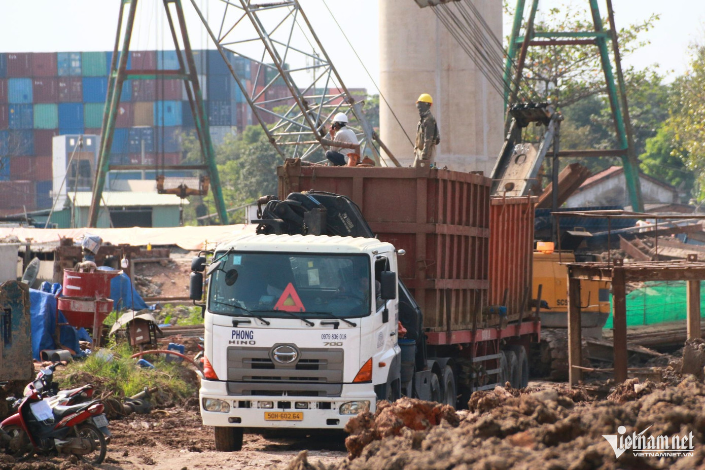 Theo liên danh nhà thầu, đến thời điểm này, một số vị trí mặt bằng bàn giao vẫn chưa liền tuyến dẫn đến việc đơn vị thi công gặp nhiều khó khăn trong di chuyển và tập kết máy móc, thiết bị.