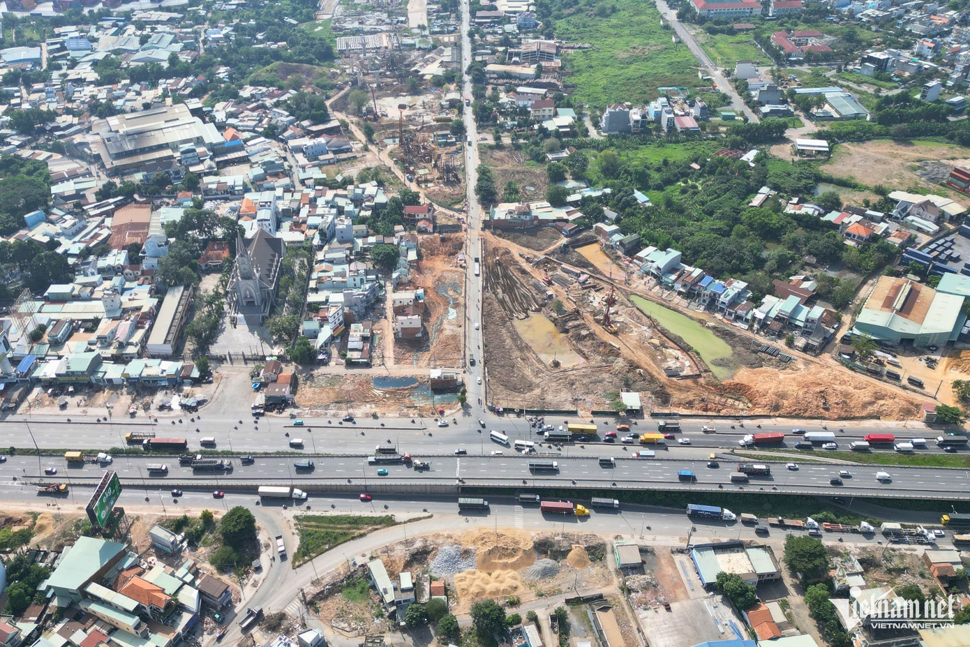 Công trình này thuộc gói thầu XL1 - xây dựng nút giao Tân Vạn (Km25+990 đến Km28+383) thuộc dự án thành phần 5 đường Vành đai 3 TPHCM đoạn qua tỉnh Bình Dương (bao gồm nút giao Tân Vạn và cầu Bình Gởi), có tổng mức đầu tư hơn 1.800 tỷ đồng.