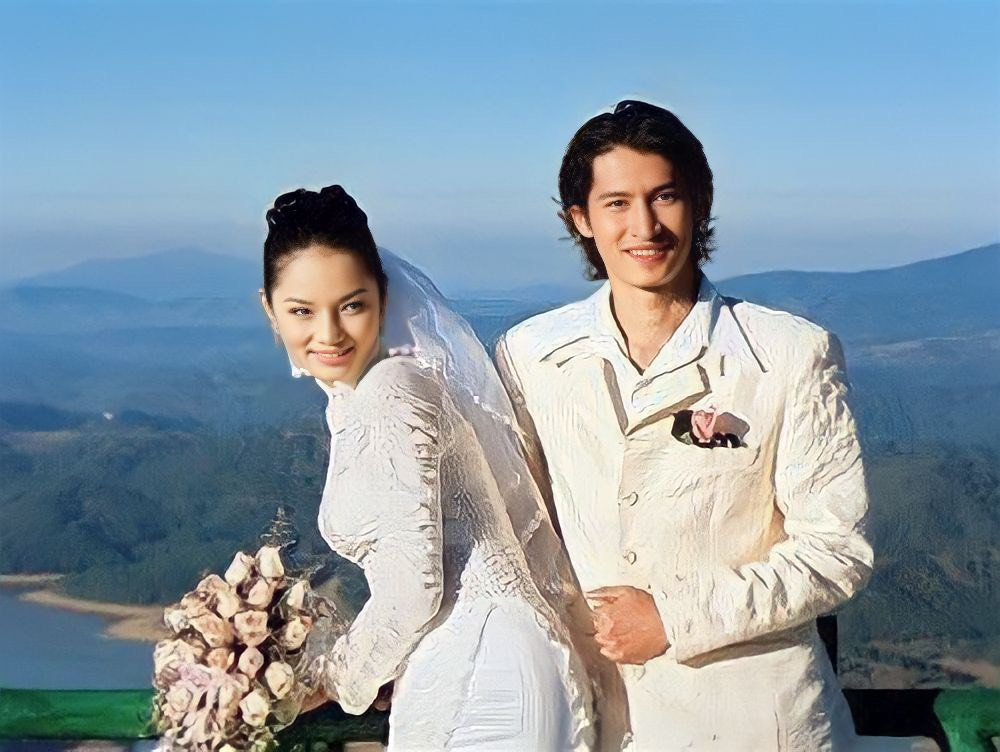 Dốc tình (2004) là bộ phim giúp Huy Khánh được đông đảo khán giả Việt chú ý. Vóc dáng cao ráo, gương mặt lai Tây giúp nam diễn viên được nhận định là một trong những sao nam điển trai nhất màn ảnh Việt những năm 2005 trở đi.