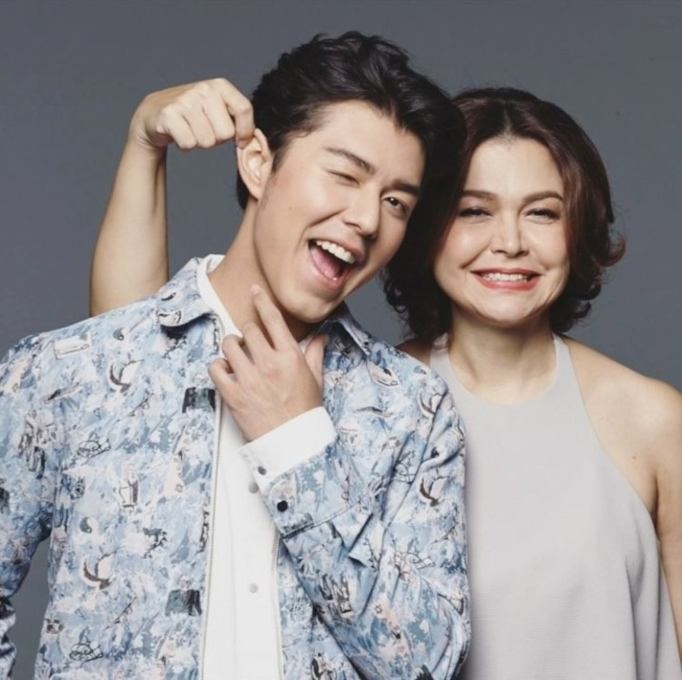 Truyền thông Thái Lan đưa tin Nine chia tay bạn gái do bị mẹ tác động. Truyền thông Thái Lan đưa tin Nine chia tay bạn gái do bị mẹ tác động.