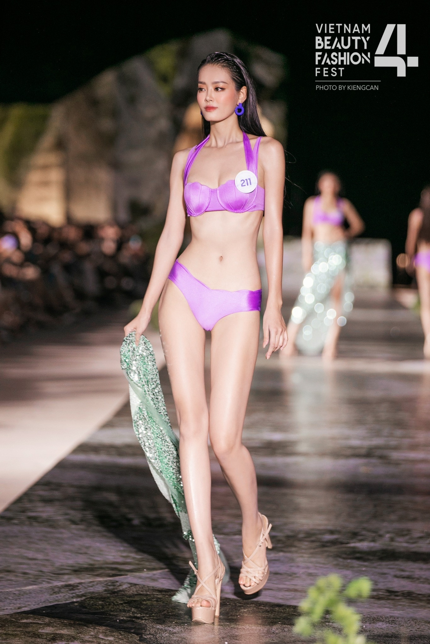 Sau khi cuộc thi kết thúc, nhiều người thắc mắc lý do Khánh Linh chỉ dừng chân ở Top 5. Trả lời Tiền Phong, Trưởng ban giám khảo Phạm Kim Dung cho biết bà trân trọng nghị lực và nỗ lực của Khánh Linh, tuy nhiên, cuộc thi không chỉ Khánh Linh là người mạnh. "Như tôi hay nói, trong dàn thí sinh mạnh sẽ có thí sinh mạnh hơn và người mạnh nhất. Khánh Linh có nỗ lực nhưng có điểm ít nổi bật hơn so với top 3 chung cuộc", bà Phạm Kim Dung nói. Sau khi cuộc thi kết thúc, nhiều người thắc mắc lý do Khánh Linh chỉ dừng chân ở Top 5. Trả lời Tiền Phong, Trưởng ban giám khảo Phạm Kim Dung cho biết bà trân trọng nghị lực và nỗ lực của Khánh Linh, tuy nhiên, cuộc thi không chỉ Khánh Linh là người mạnh. "Như tôi hay nói, trong dàn thí sinh mạnh sẽ có thí sinh mạnh hơn và người mạnh nhất. Khánh Linh có nỗ lực nhưng có điểm ít nổi bật hơn so với top 3 chung cuộc", bà Phạm Kim Dung nói.