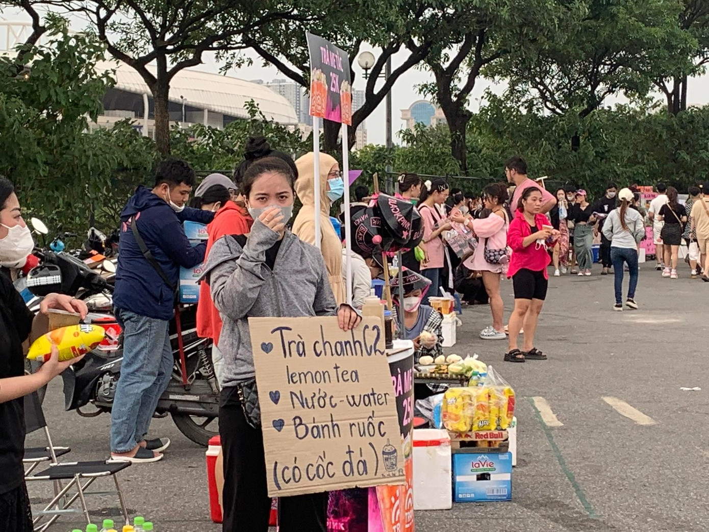 Thời tiết nắng nóng, nhiều người tranh thủ dựng hàng ăn, quầy nước giải khát để phục vụ khán giả, kể cả người dân hiếu kỳ. Theo ghi nhận của Tiền Phong, có hàng trăm sạp hàng lớn nhỏ được bày bán khu vực sân vận động nơi diễn ra đêm nhạc của BlackPink.