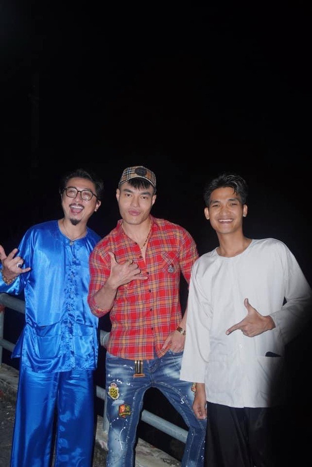 Trong khi Lê Dương Bảo Lâm chọn phong cách trai trẻ, Hứa Minh Đạt và Mạc Văn Khoa truyền thống hơn với đồ bà ba lụa trong tiệc cưới. Theo thông tin từ gia đình, Puka chuẩn bị 40 bàn tiệc, diễn ra từ 18h đến khuya.