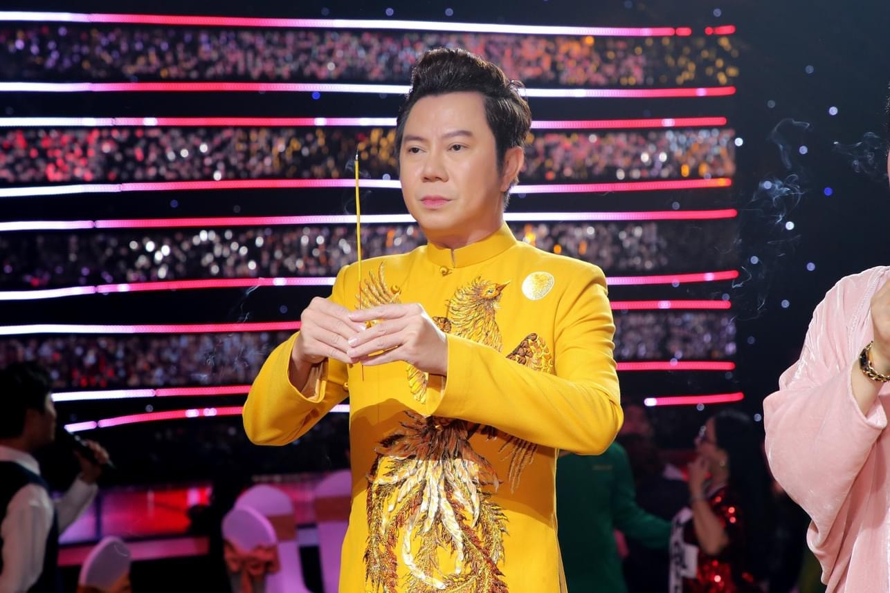 Ca sĩ Quốc Đại diện áo dài truyền thống trong buổi cúng Tổ ngành sân khấu.