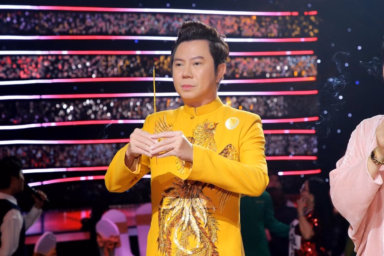 Ca sĩ Quốc Đại diện áo dài truyền thống trong buổi cúng Tổ ngành sân khấu.
