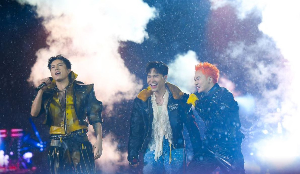 Một số khán giả chọn trú mưa tạm thời ở các khu vực có mái che, nhưng phần lớn vẫn tiếp tục đứng tại khu vực trung tâm sân khấu. Đại diện ban tổ chức cho biết chương trình được triển khai theo đúng kế hoạch: “Trời đang mưa và chương trình vẫn tiếp tục trình diễn như kế hoạch. Mong khán giả giữ ấm, chuẩn bị áo mưa và di chuyển cẩn thận trong khu vực”.