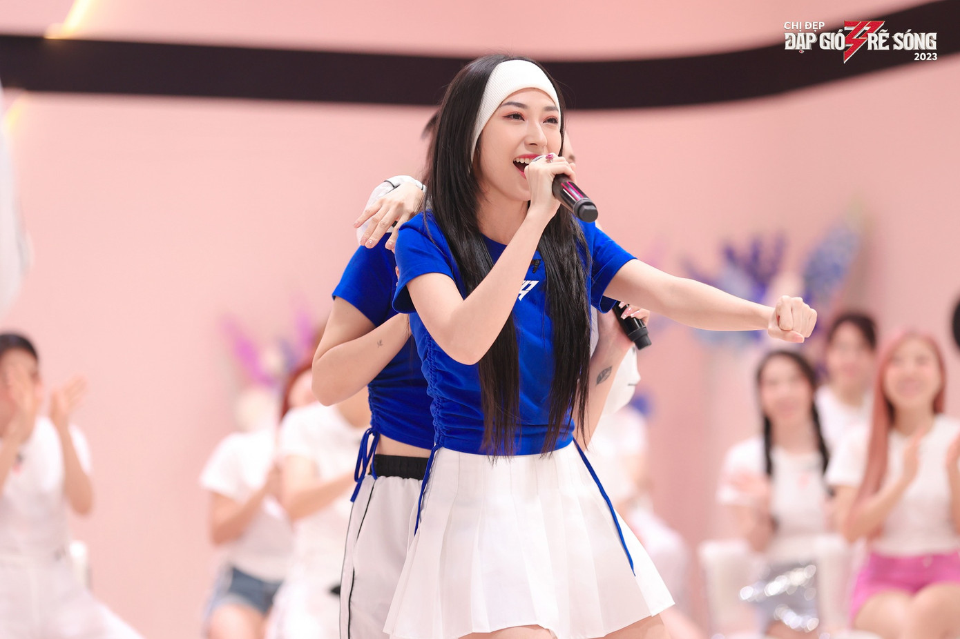 Suốt hành trình Chị đẹp đạp gió rẽ sóng, Khổng Tú Quỳnh luôn thể hiện hình ảnh nhiệt tình, thi đấu hết mình. Việc giọng ca Lạnh ra về khiến Ninh Dương Lan Ngọc bật khóc, không tin vào mắt mình. Thành viên chung đội ở Công diễn 3 là Lynk Lee cũng nức nở, bất ngờ khi Khổng Tú Quỳnh ra về.