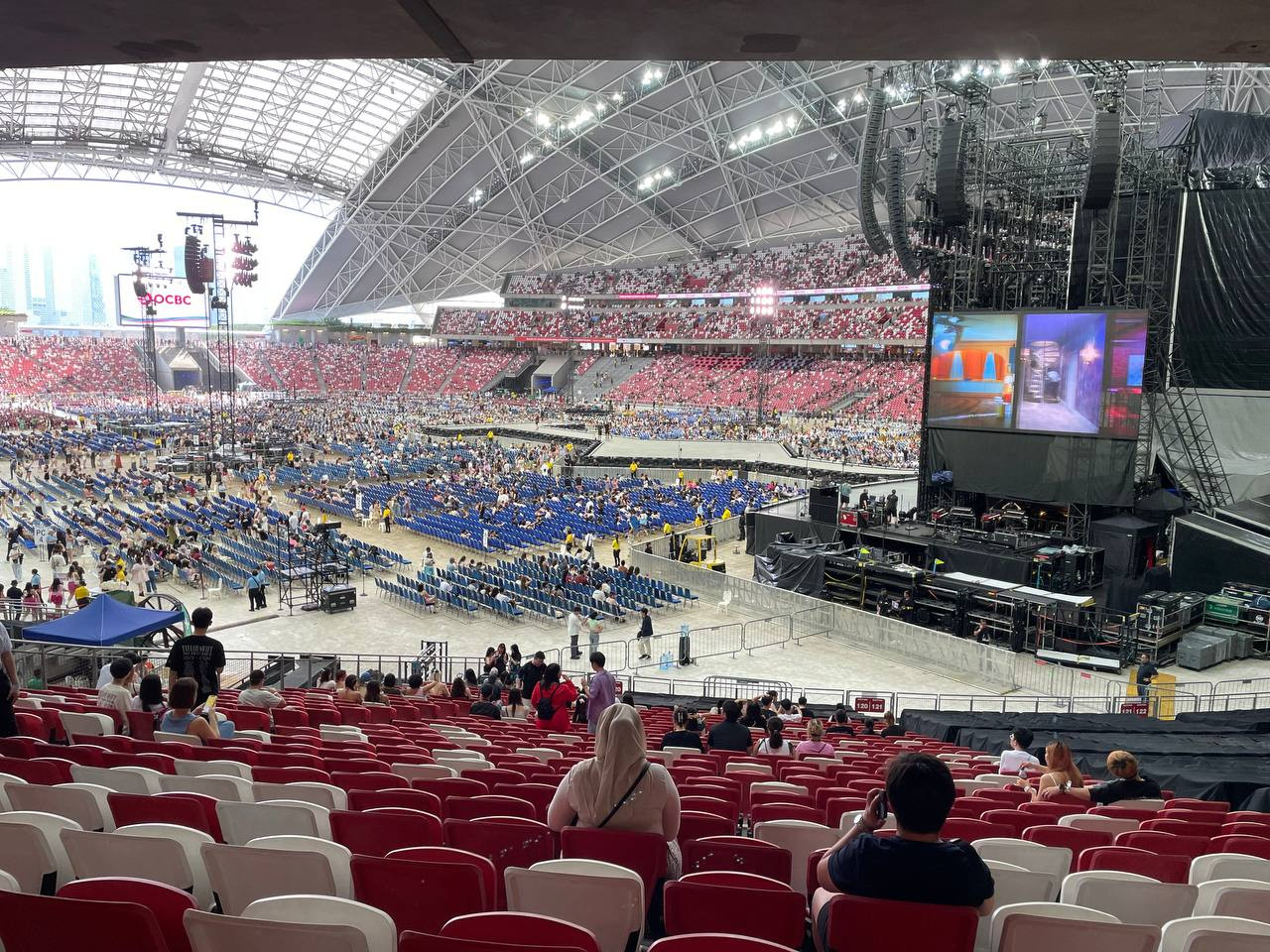 Bên trong sân khấu chứa 50.000 khán giả sẵn sàng nhảy cùng Taylor Swift. Bên trong sân khấu chứa 50.000 khán giả sẵn sàng nhảy cùng Taylor Swift.