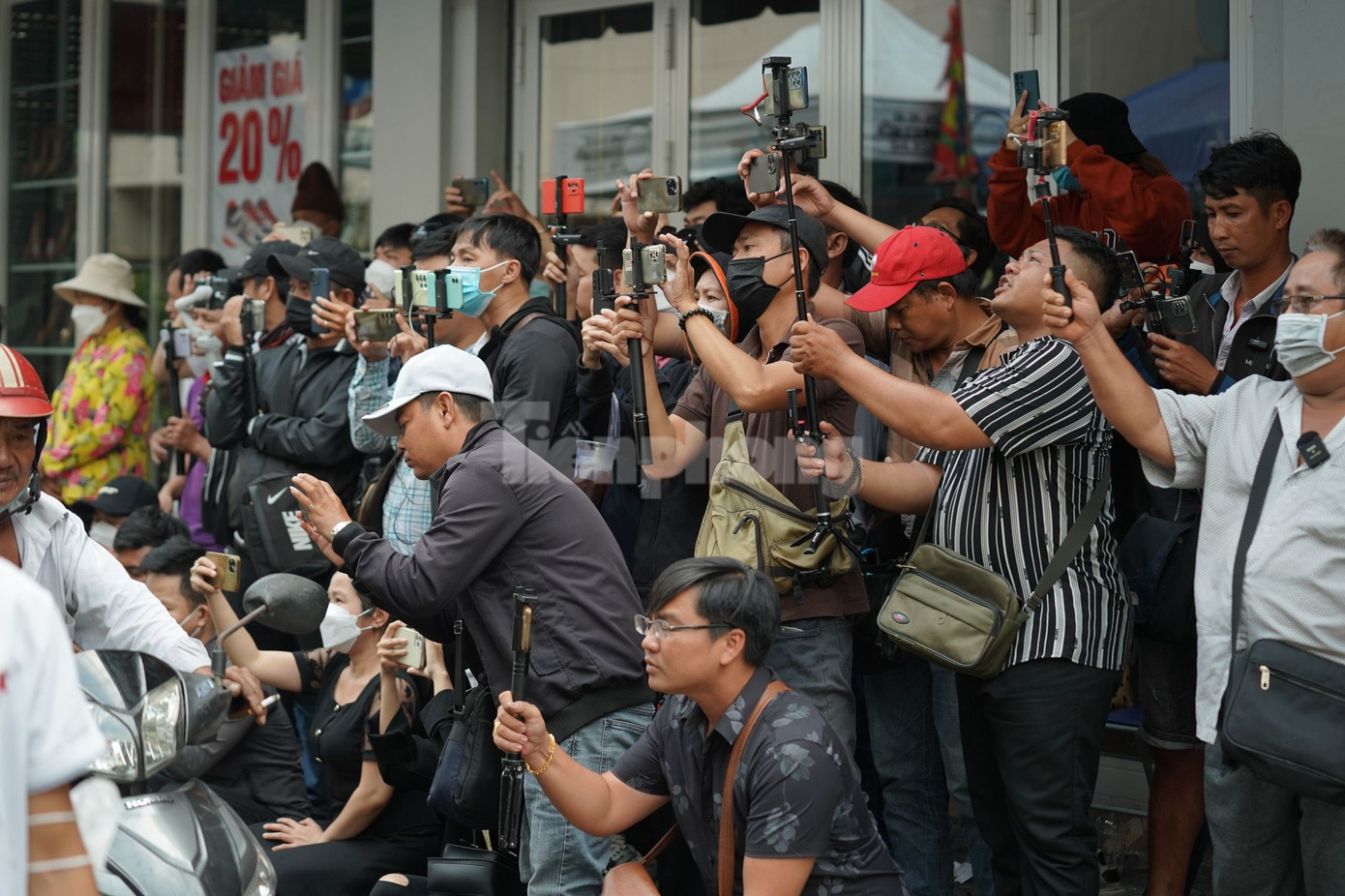 Tình trạng YouTuber tại đám tang nghệ sĩ khiến gia đình đau đầu. Tình trạng YouTuber tại đám tang nghệ sĩ khiến gia đình đau đầu.