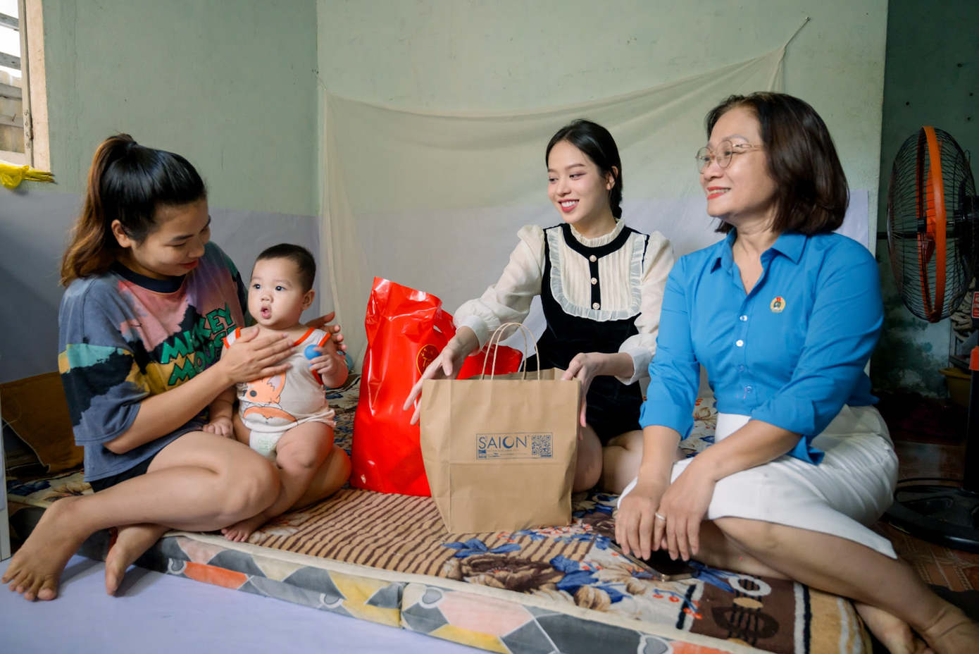 Hoa hậu Thanh Thủy trao quà cho người dân.