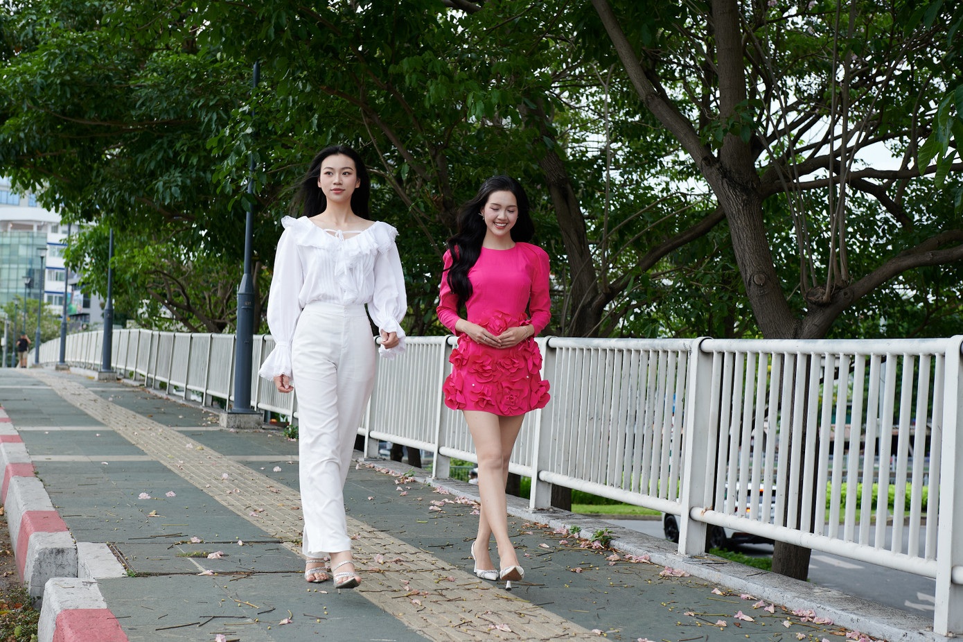 Thí sinh Hoa hậu Việt Nam thu hút nhờ sự tự tin, phong thái tự nhiên. Huyền Cơ (trang phục trắng) thể hiện sự năng động, đối lập phong cách nhẹ nhàng của người đẹp Mỹ Vân.