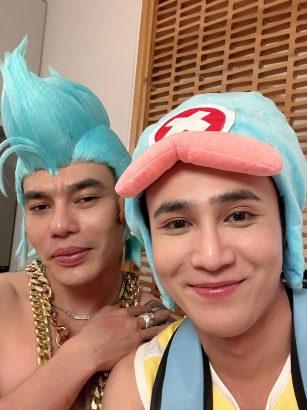 Lê Dương Bảo Lâm và Huỳnh Lập chịu khó hóa trang trong tiệc tối. Hình ảnh quấn khăn trùm kín người sau khi ngã xuống bể bơi của Huỳnh Lập cũng được chia sẻ nhiều không kém Hòa Minzy.