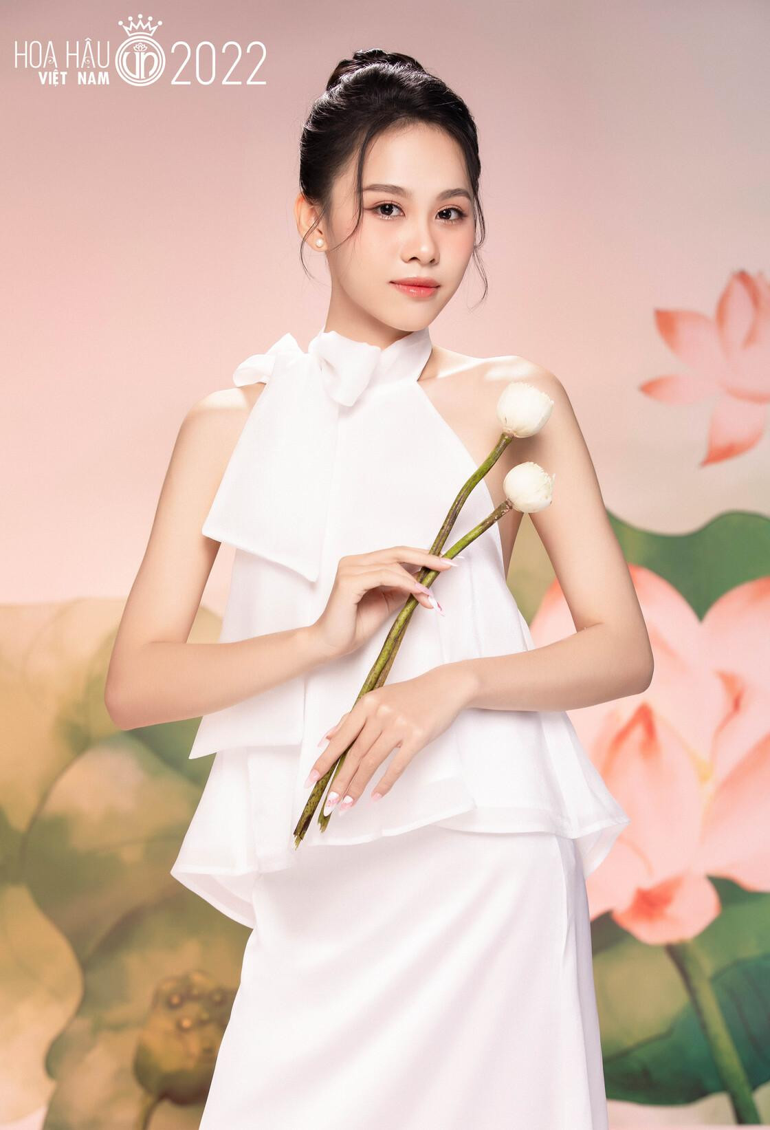 Lê Nguyễn Ngọc Hằng có lợi thế là từng vào top 10 Miss World Vietnam 2022. Cô là một trong những thí sinh hội tụ nhiều yếu tố để thành công, từ gương mặt sáng sân khấu, khả năng biểu diễn tốt. Hiện tại, thí sinh mang SBD 166 theo học ngành Kinh doanh bằng tiếng Anh - Viện Đào tạo quốc tế thuộc ĐH Kinh tế TP.HCM.