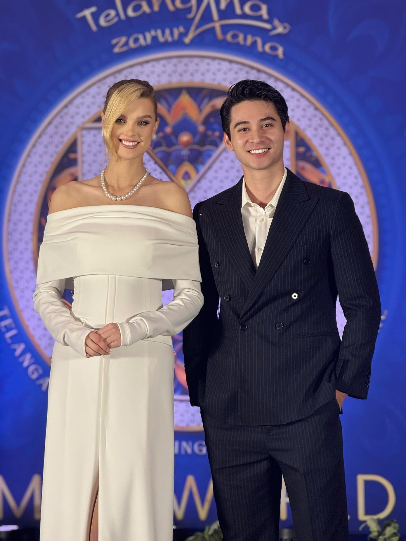 Tuấn Ngọc ngồi ghế giám khảo cùng chủ tịch Miss World Julia Morley và đương kim Hoa hậu Thế giới Krystyna Pyszková.