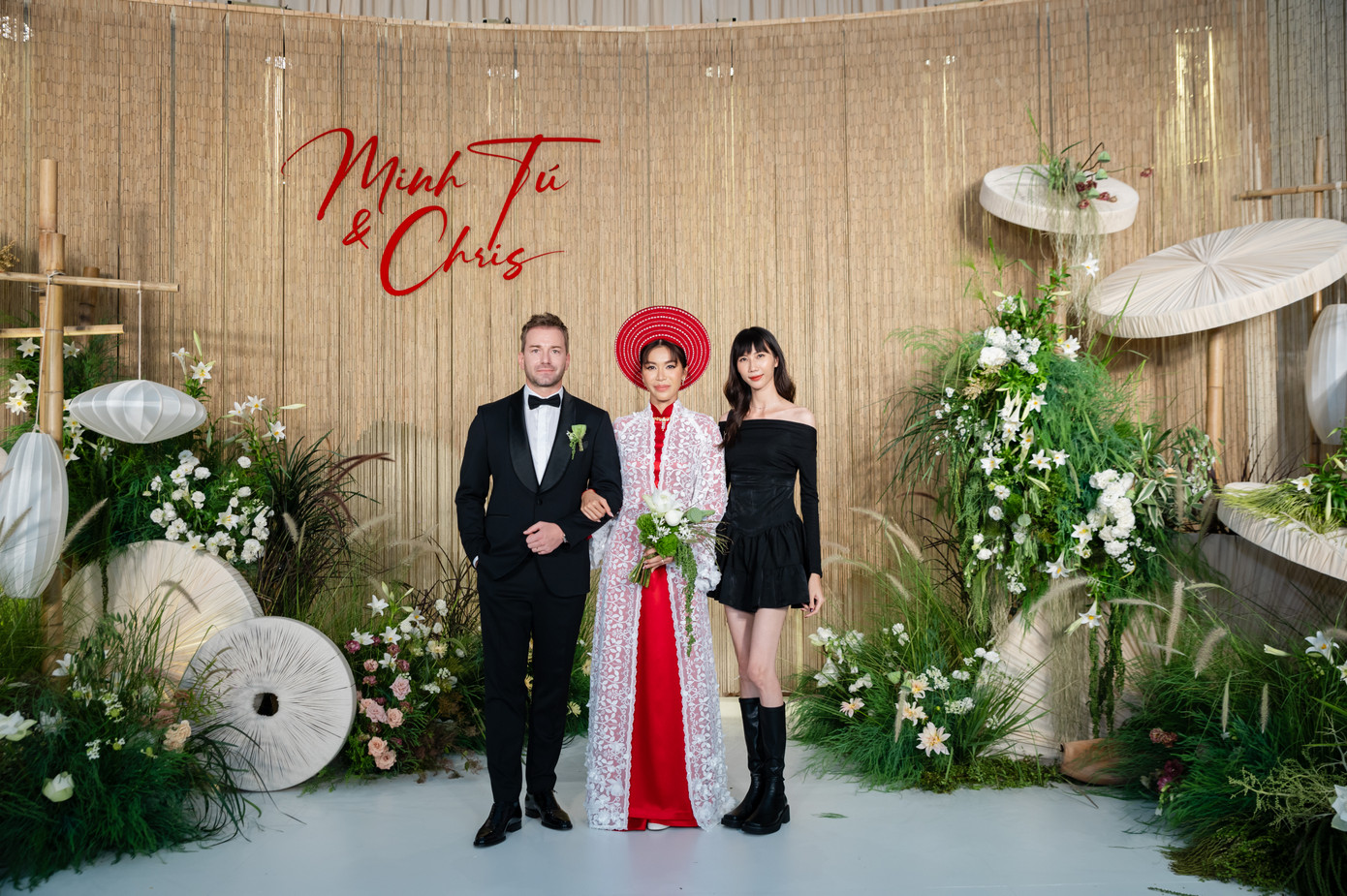 Cao Ngân khoe dáng với váy trễ vai và boots ngang gối.