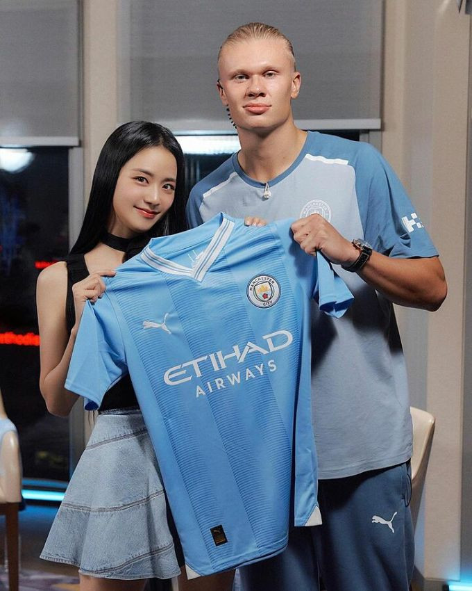 Jisoo chụp ảnh cùng Erling Haaland sau vũ điệu nở hoa.