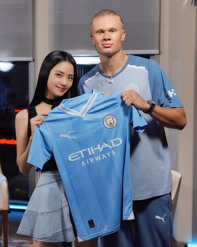Jisoo chụp ảnh cùng Erling Haaland sau vũ điệu nở hoa.
