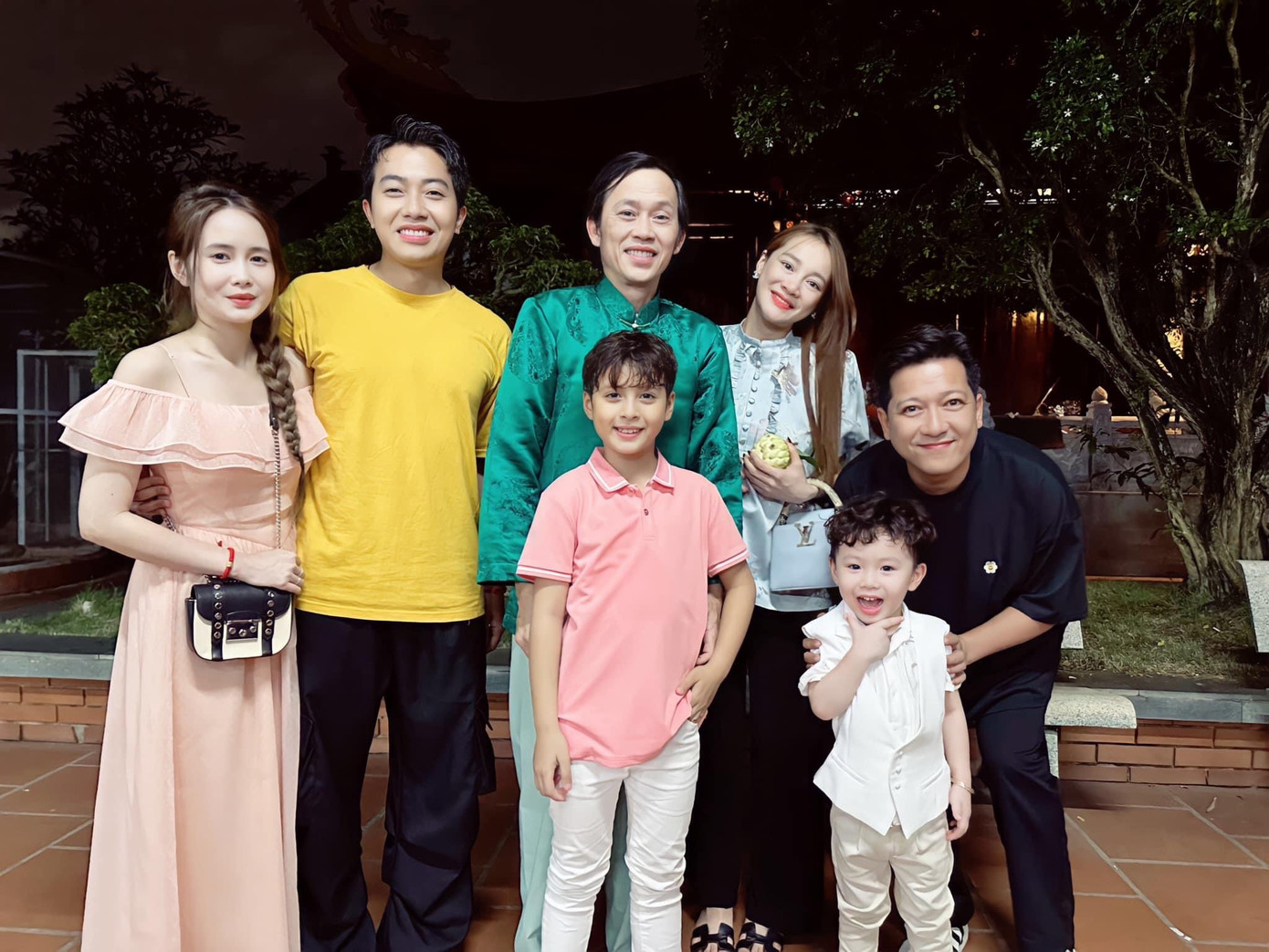 Trường Giang đưa Nhã Phương đến nhà thờ Tổ của Hoài Linh để cúng Tổ. Nữ diễn viên chọn trang phục đơn giản, khéo léo giấu bụng bầu. Bên cạnh Hoài Linh là vợ chồng Cris Phan.