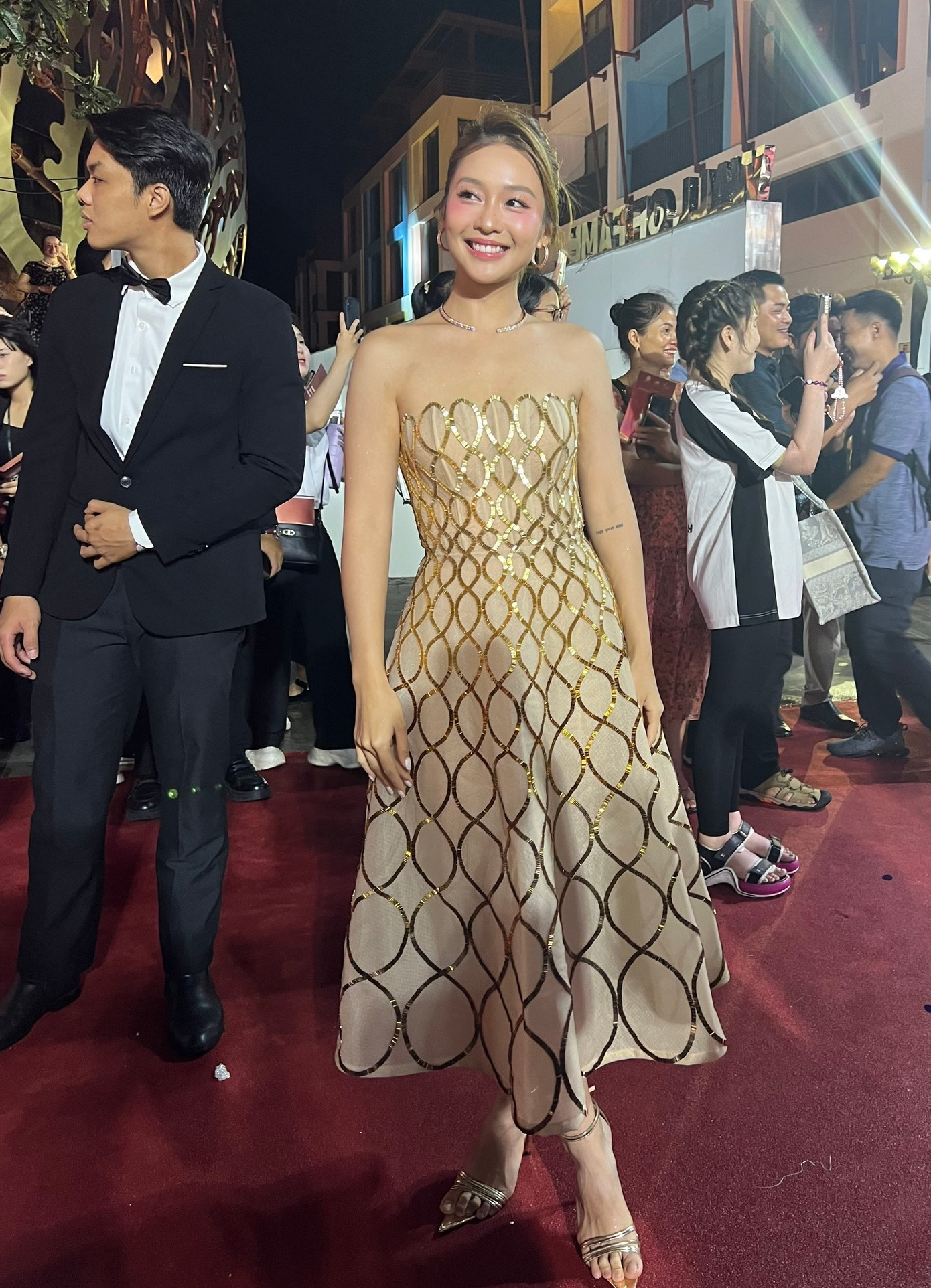 Khả Ngân diện váy không dây khoe sắc tại thảm đỏ Cánh diều 2024.