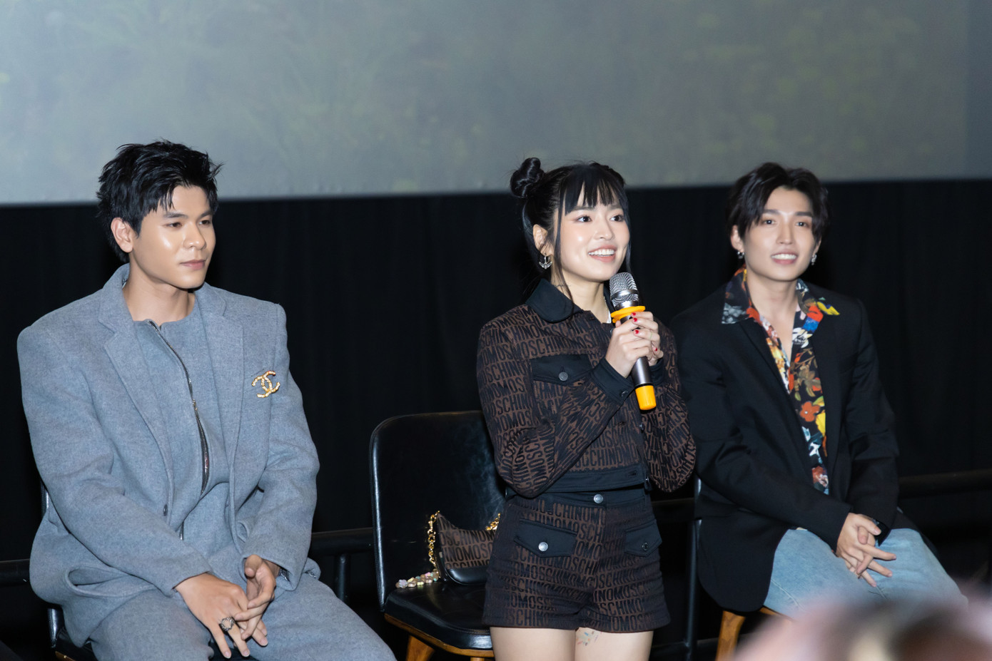 Đỗ Khánh Vân hợp tác cùng Cody Nam Võ và Á quân Gương mặt Điện ảnh 2023 Quang Trần (áo xanh) trong tác phẩm. Đỗ Khánh Vân hợp tác cùng Cody Nam Võ và Á quân Gương mặt Điện ảnh 2023 Quang Trần (áo xanh) trong tác phẩm.