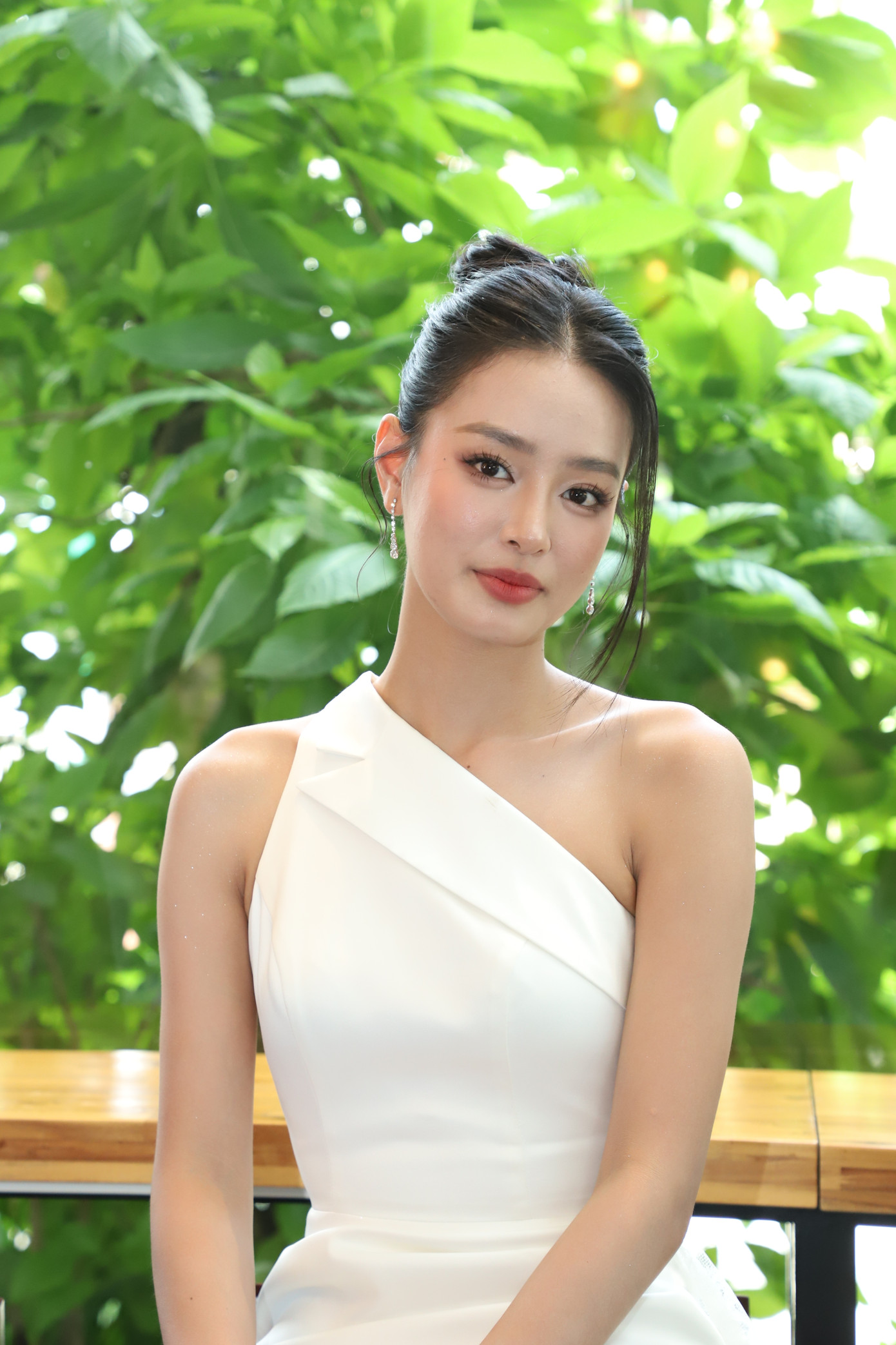 Khánh Linh cho biết cô đọc mọi bình luận sau khi chương trình phát sóng. Đối mặt việc bị nhận xét nhạt, thiếu điểm nhấn, á hậu nhắn nhủ khán giả: "Cứ chờ đợi". Cô gái quê Bắc Giang nói trong tập 1, 2, cô e dè vì chưa quen nhiều bạn. Ở những tập sau, cô thể hiện cá tính mạnh và quyết đoán trong hành trình tìm tình yêu.