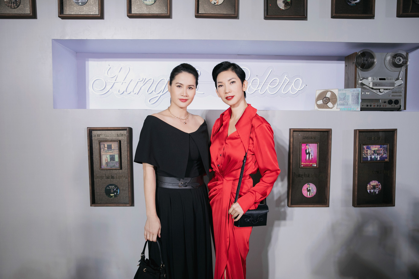 Lần hiếm hoi Thân Thúy Hà xuất hiện tại sự kiện lớn. Cựu người mẫu lưu khoảnh khắc cùng đồng nghiệp Xuân Lan trước khi vào xem nhạc.